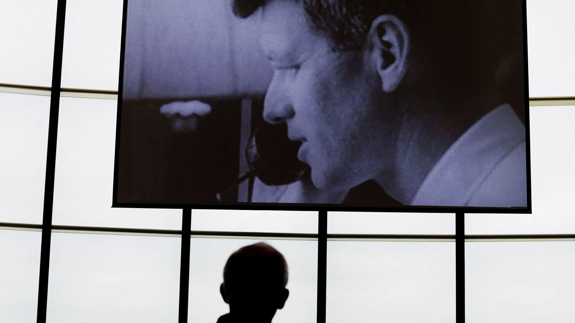 Ein Besucher sieht sich im John F. Kennedy Presidential Museum and Library in Boston einen Film zu von Robert F. Kennedy an | REUTERS