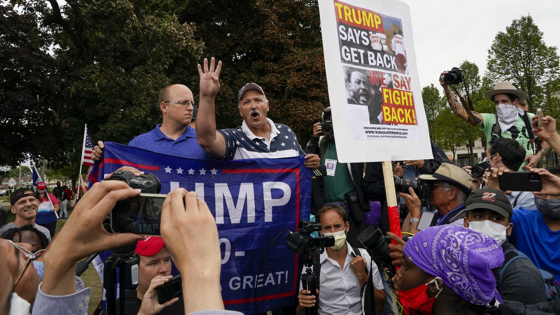 Anhänger von US-Präsident Trump und der Black-Lives-Matter-Bewegung treffen in Kenosha aufeinander. | AP