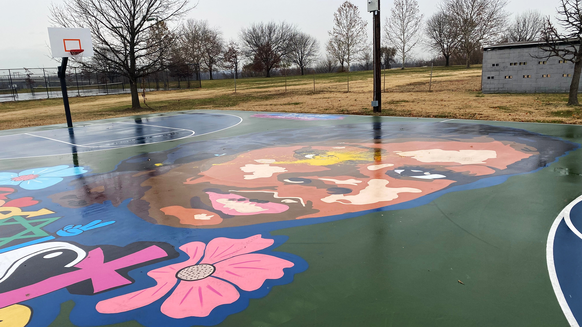 Ein Sportplatz mit einem Grafitti zum Gedenken an die erschossene Breonna Taylor im US-Bundesstaat Kentucky. | ARD Washington