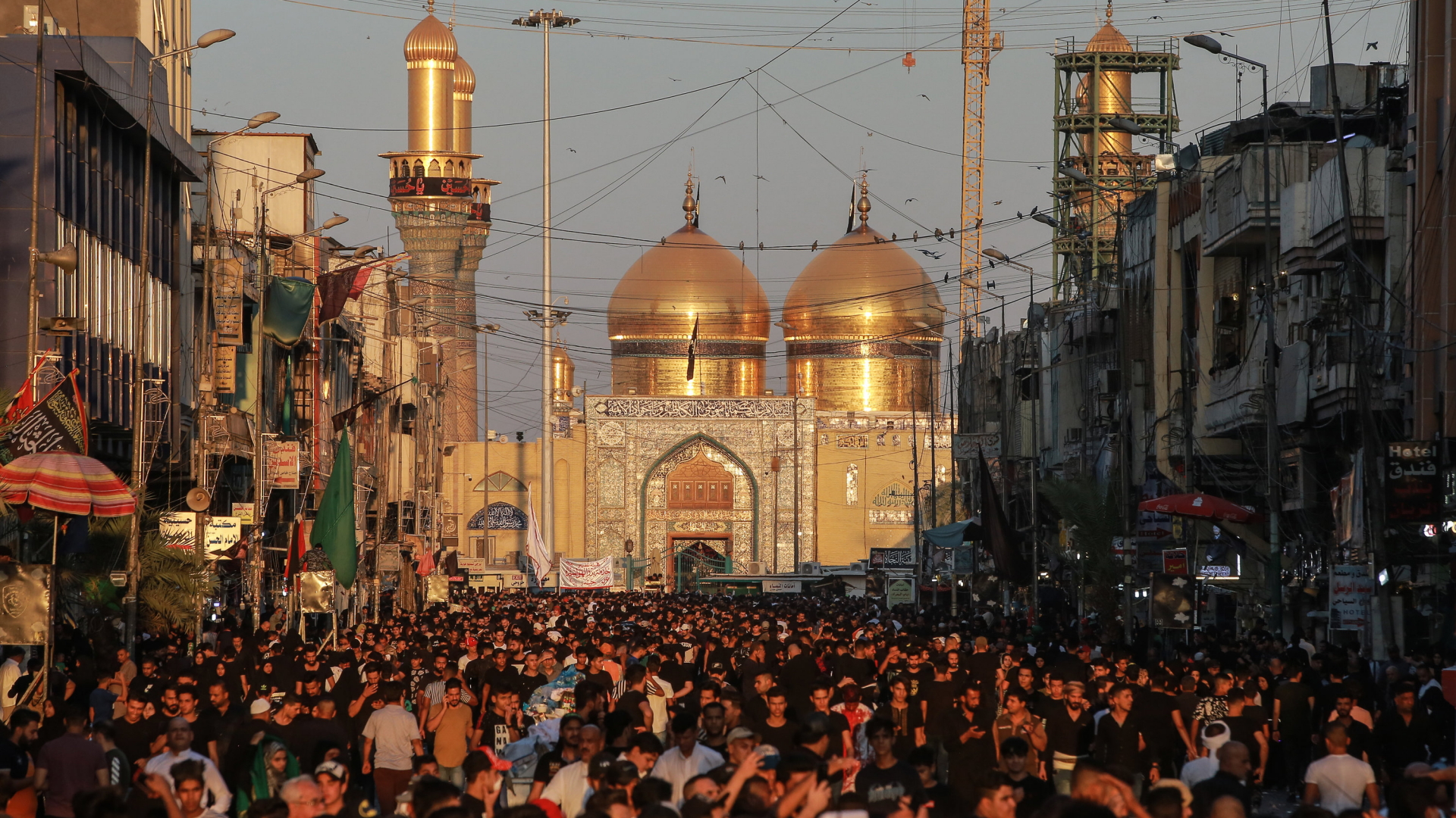 Schiitische Muslime nehmen an einer rituellen Zeremonie am Tag der Ashura vor der "Musa ibn Ja'far al-Kazim-Moschee" im Stadtteil Kadhimiya teil. | dpa