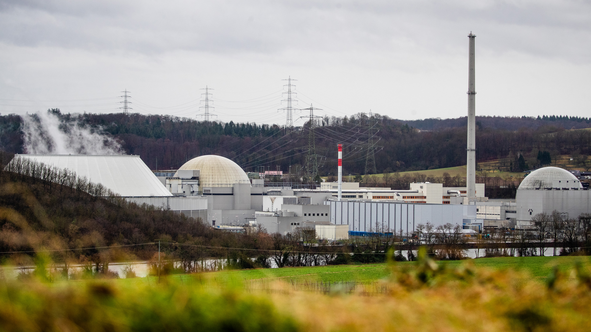 Graue Wolken ziehen über das Kernkraftwerk Neckarwestheim. | dpa