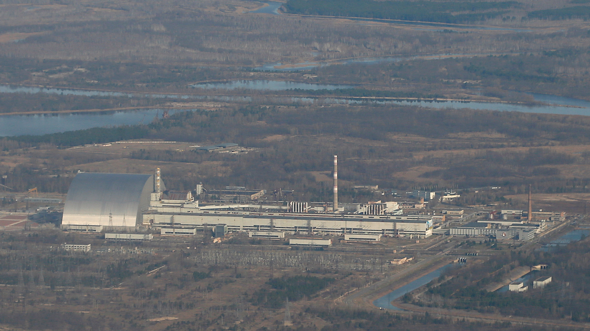 Die Luftaufnahme zeigt eine New Safe Confinement (NSC)-Struktur über dem alten Sarkophag, der den beschädigten vierten Reaktor im Kernkraftwerk Tschernobyl abdeckt. (Archivbild: 03.04.2021) | REUTERS