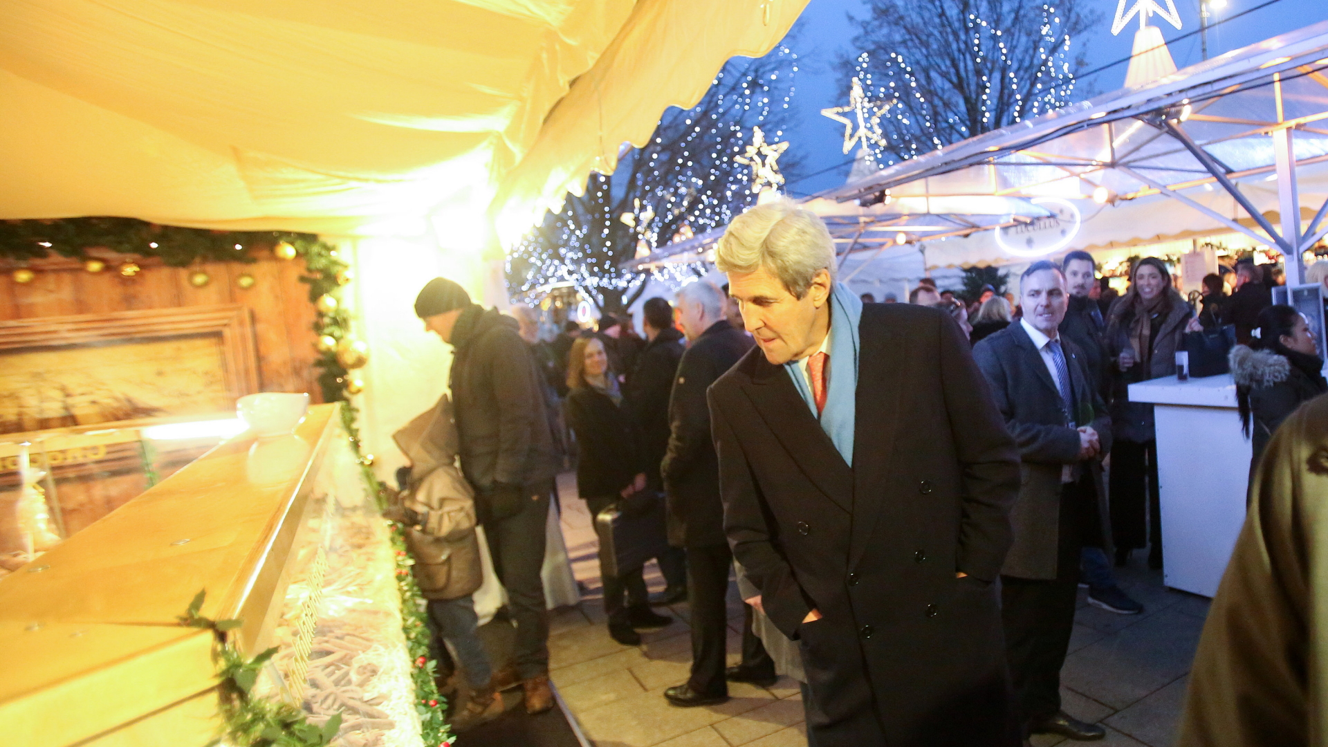 US-Außenminister Kerry besuchte vor dem OSZE-Treffen in Hamburg den Weihnachtsmarkt. | dpa