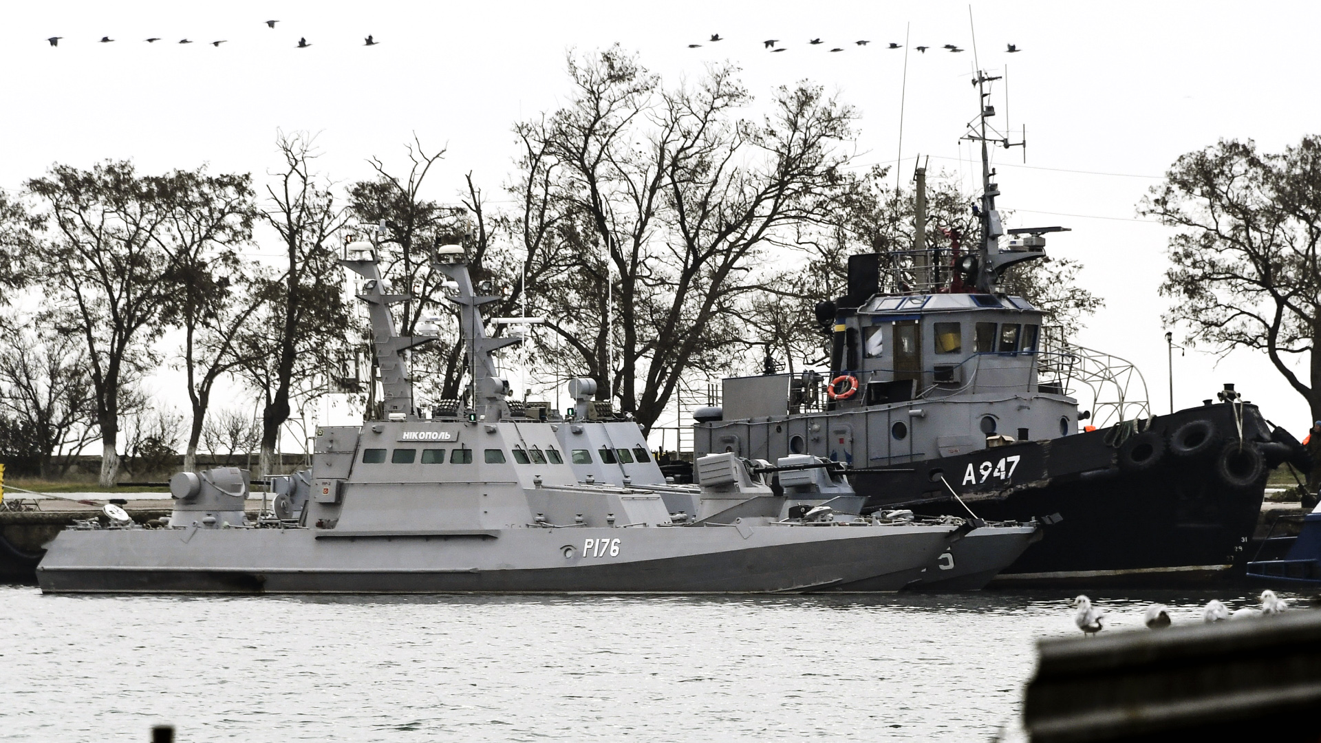 Drei ukrainische Schiffe liegen im Hafen von Kertsch, nachdem sie von der russischen Marine gekapert und samt Besatzung dorthin geschleppt wurden. | Bildquelle: AP