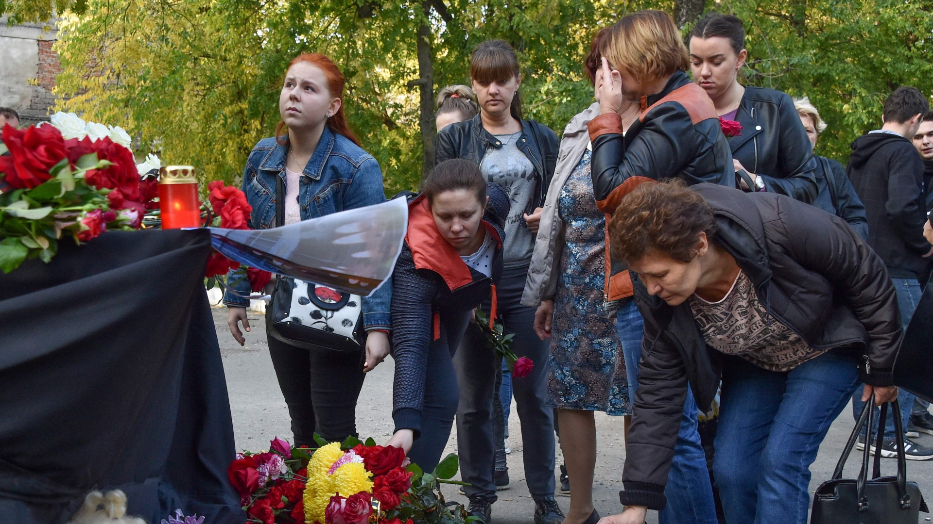Trauernde legen in Kertsch Blumen für die Opfer des Amoklaufs nieder | Bildquelle: AFP