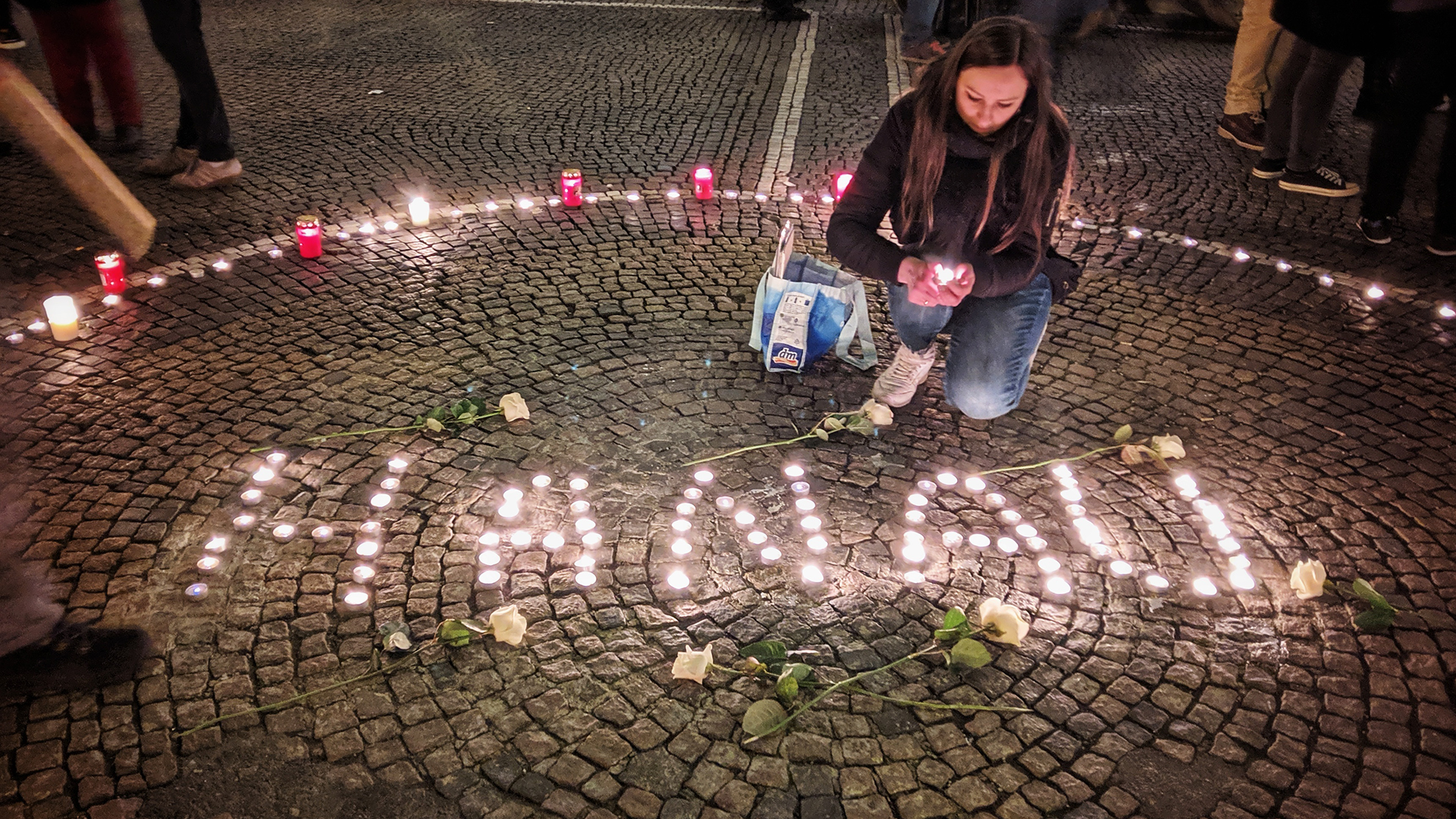 Menschen gedenken in München mit Kerzen und Blumen der Opfer des rechtsextremen Terroranschlags von Hanau. (Archivbild: 21.02.2020) | picture alliance / ZUMAPRESS.com