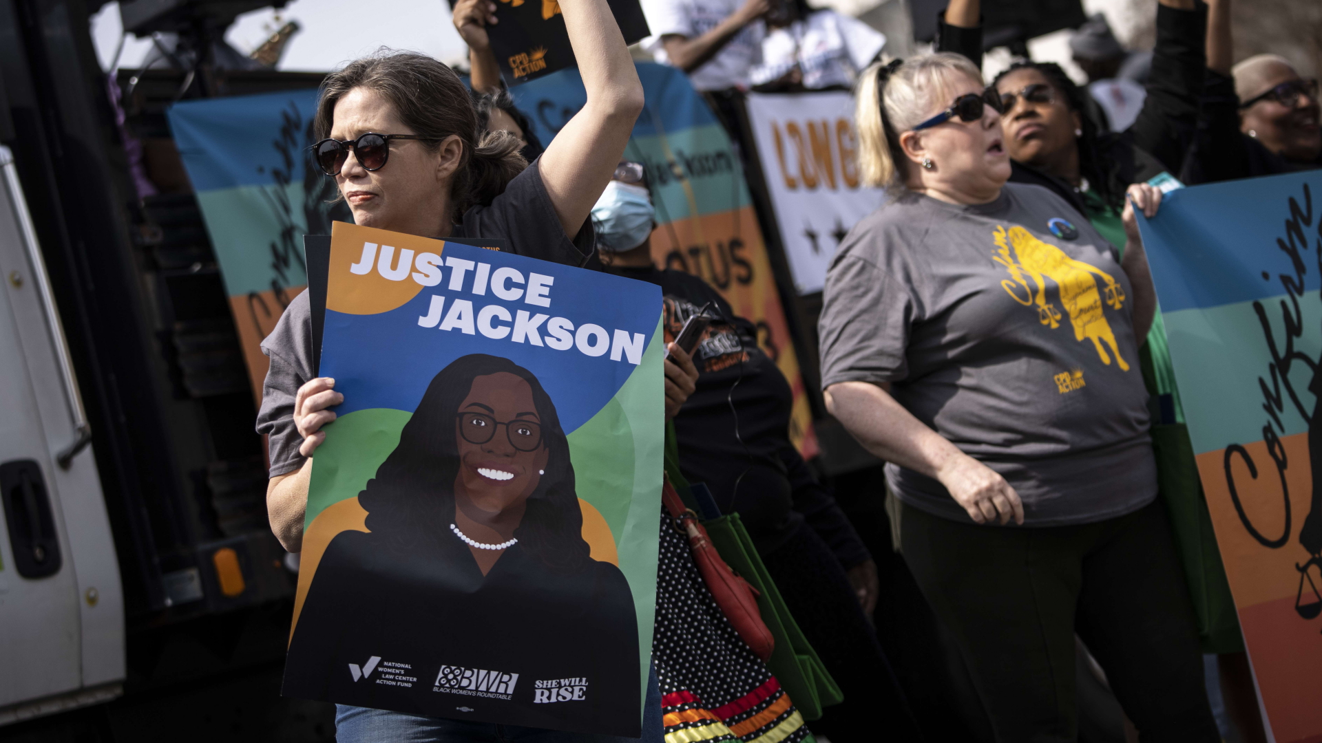 Eine Unterstützerin von Richterin Ketanji Brown Jackson macht sich mit einem Plakat für deren Berufung an den Supreme Court stark. | AFP