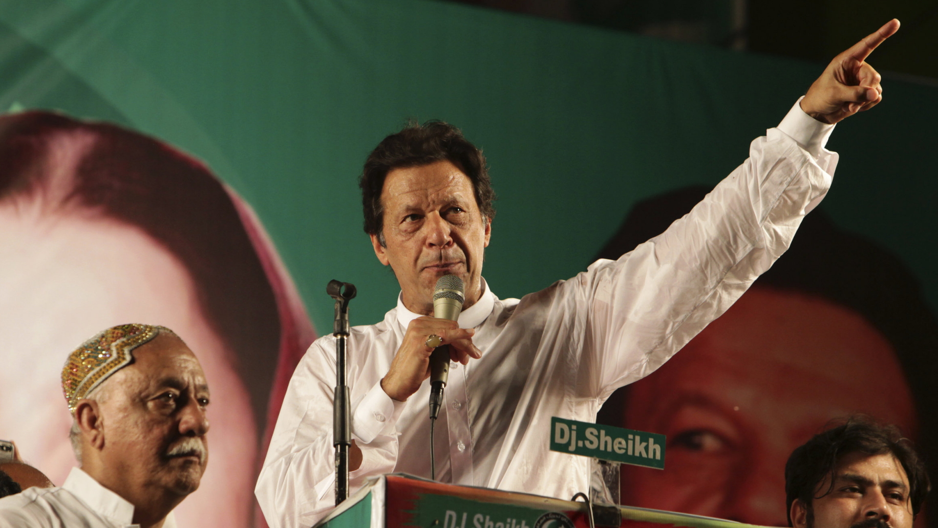 Imran Khan, Chef der Partei PTI und ehemaliger Cricket-Star, spricht während einer Wahlkampfveranstaltung. | dpa