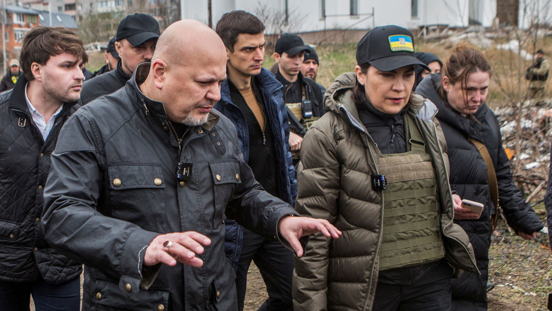 IStGH-Chefankläger Khan und die ukrainische Generalstaatsanwältin Wenediktowa bei einem Besuch von Massengräbern in Butscha (Ukraine) | REUTERS