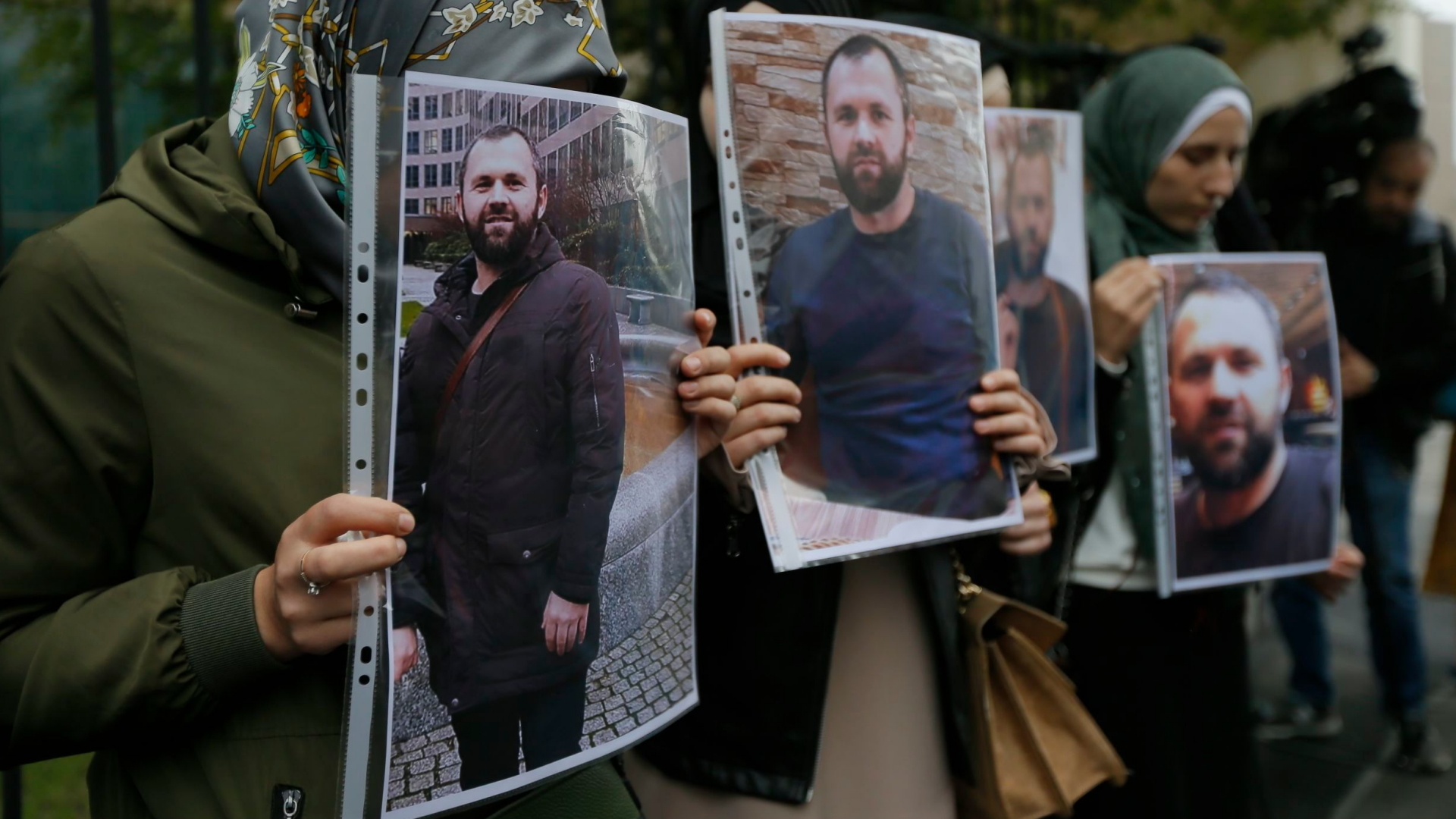 Demonstrantinnen halten Bilder von Khangoshvili in der Hand | Bildquelle: ZURAB KURTSIKIDZE/EPA-EFE/REX