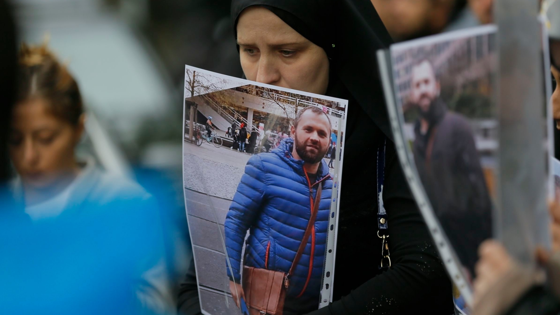 Eine Frau hält ein Bild von Zelimkhan Khangoshvili vor der deutschen Botschaft in Georgien | ZURAB KURTSIKIDZE/EPA-EFE/REX