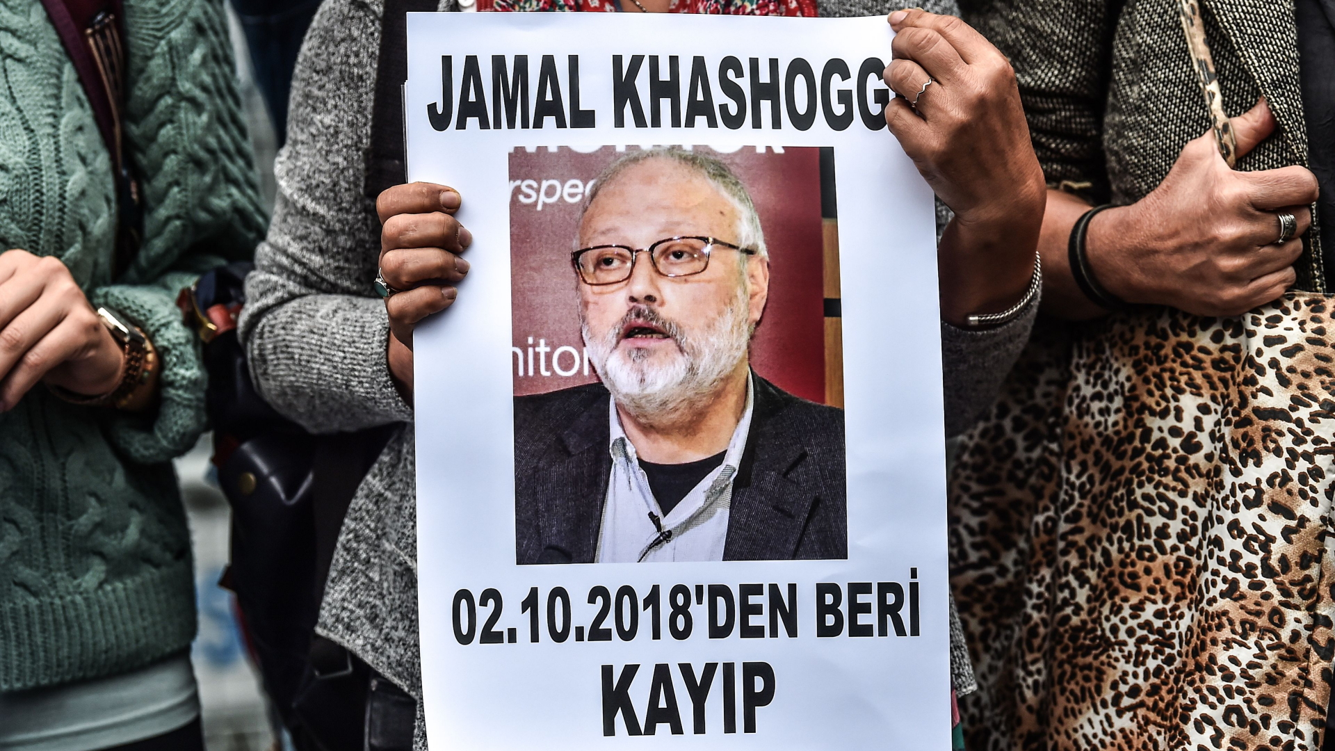 Frauen halten das Bild des verschwundenen saudischen Journalisten Khashoggi in die Höhe. | Bildquelle: AFP