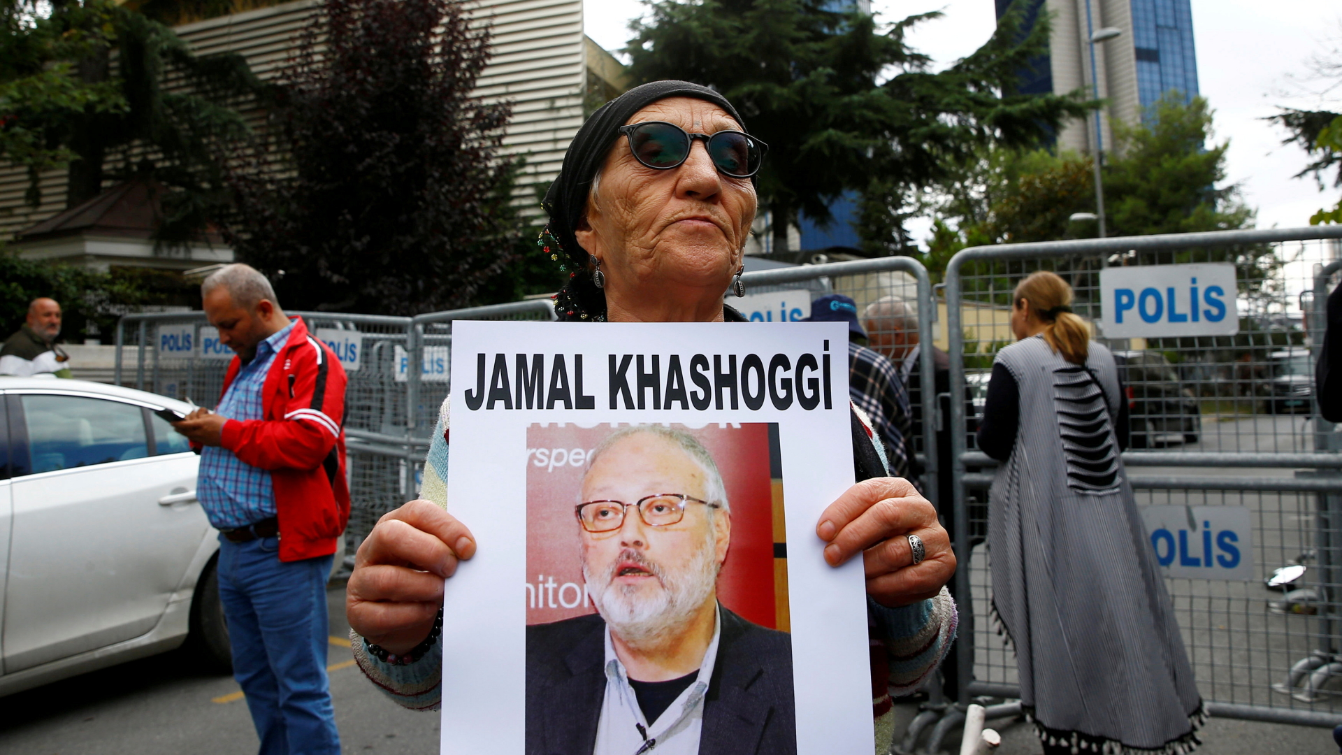 Ein Menschenrechtsaktivist hält ein Bild des Journalisten Jamal Khashoggi. | Bildquelle: REUTERS