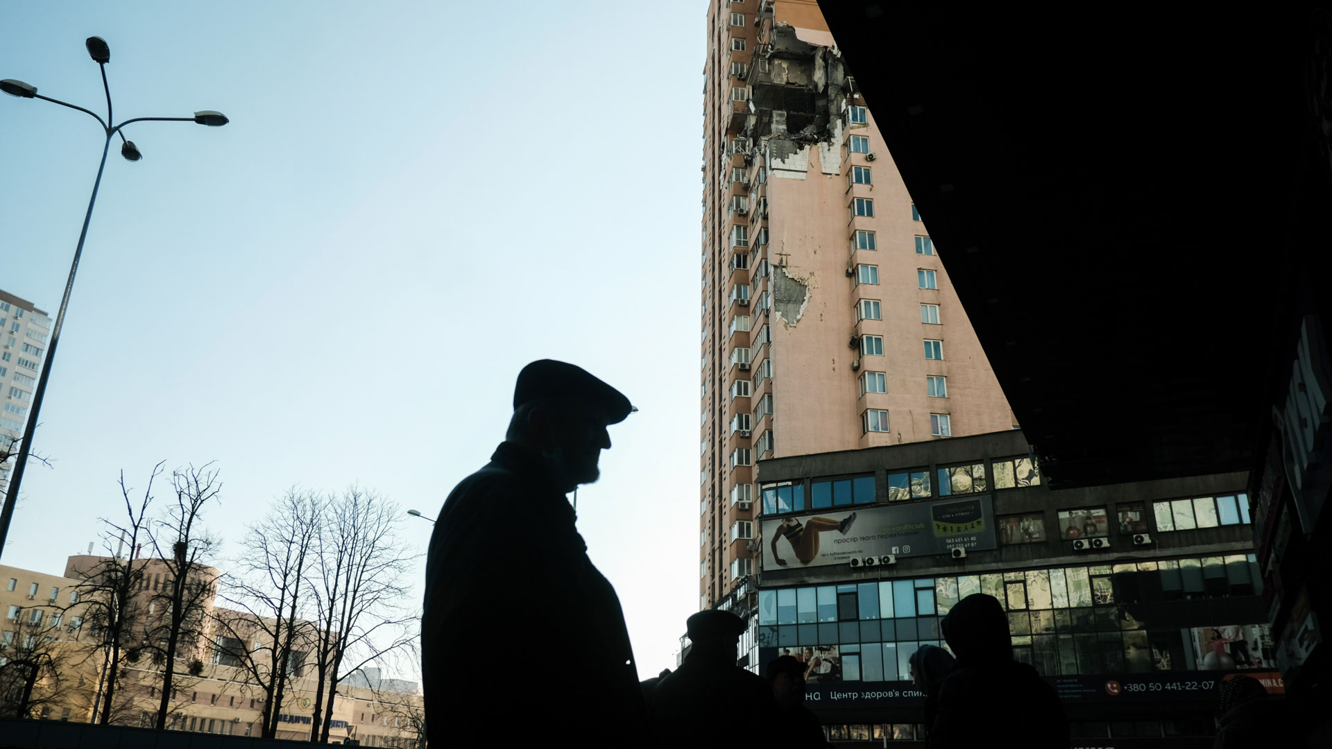 Ukraine, Kiew: Ein Mann geht vor einem Gebäude, das durch den Einschlag einer russischen Rakete zerstört wurde. | dpa