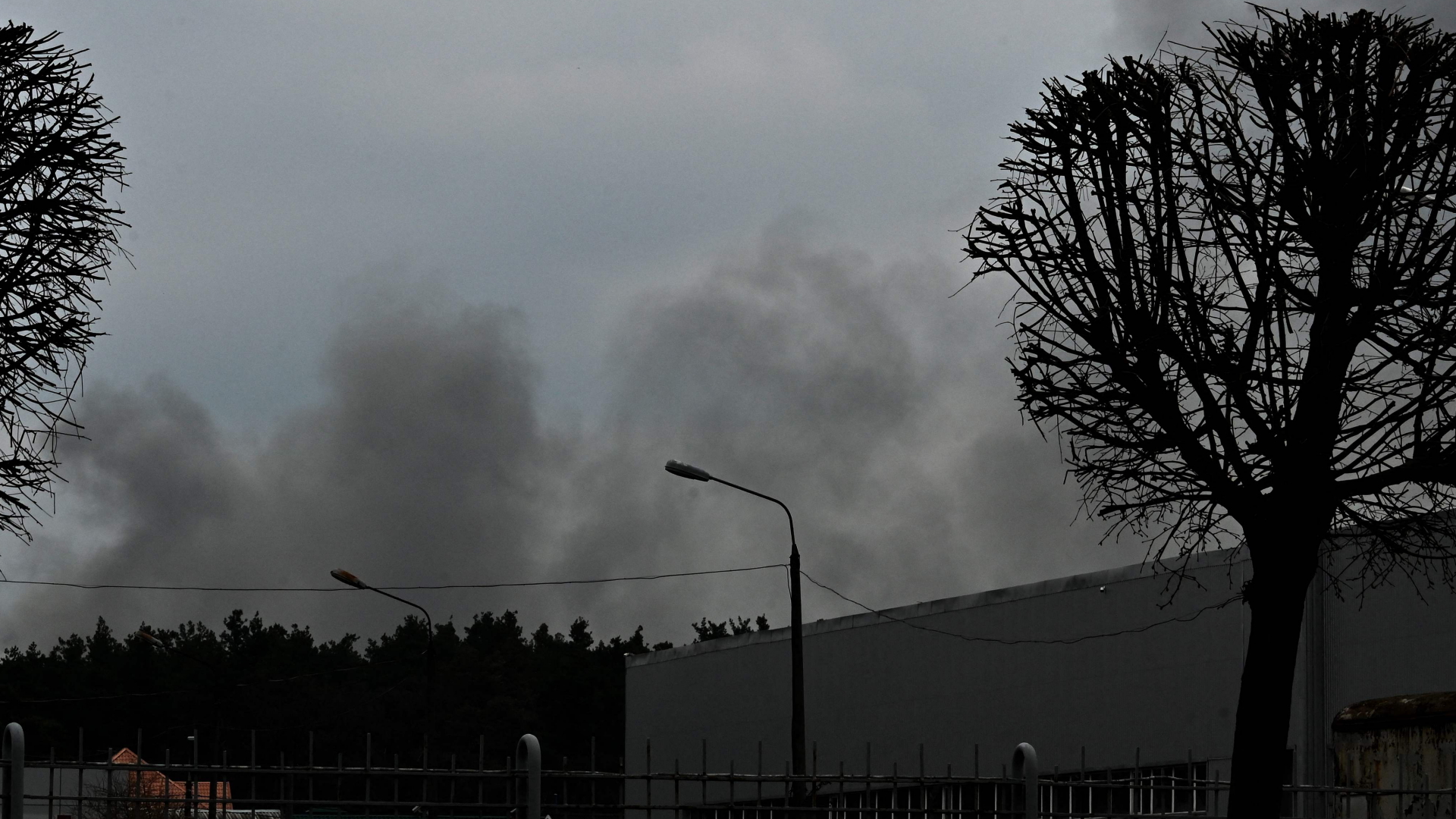 Rauch steigt in Kiew auf, nachdem offenbar eine Rüstungsfabrik bombardiert wurde | AFP