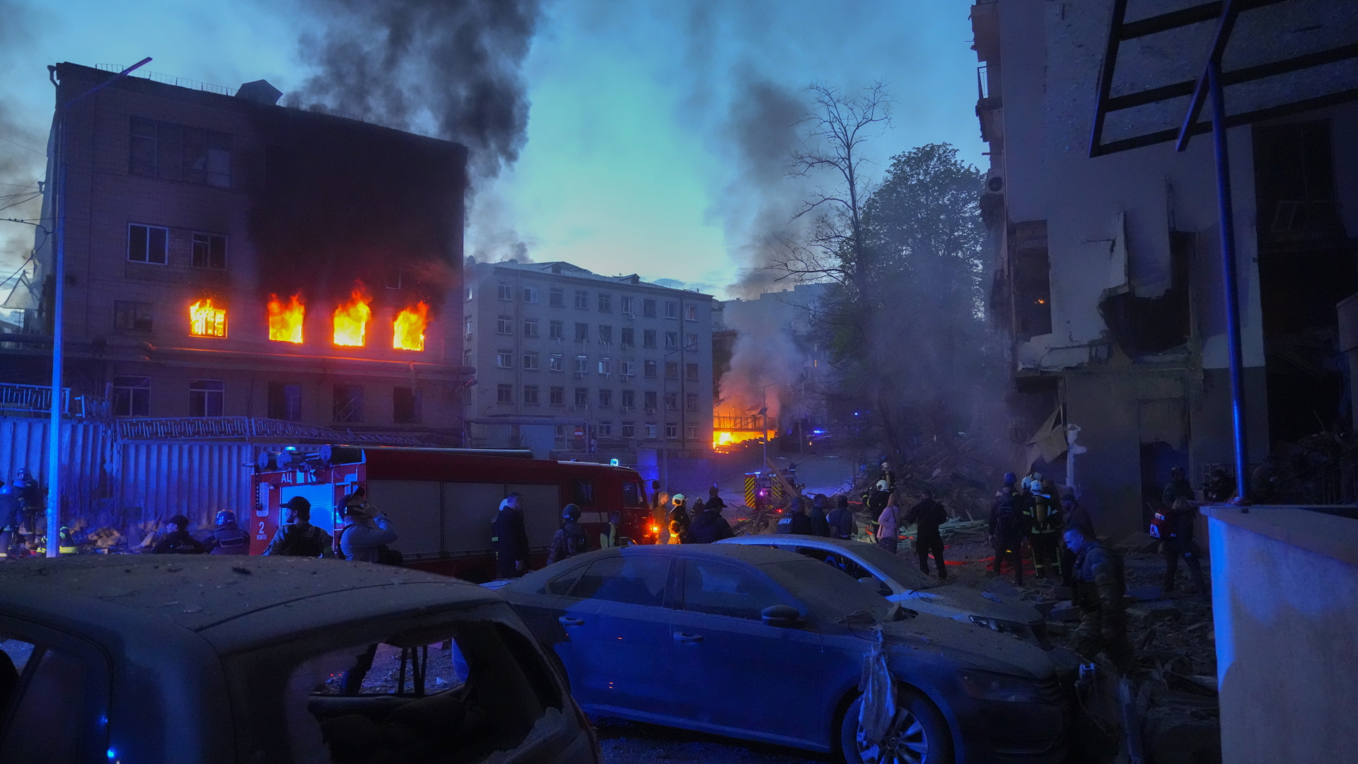 Feuerwehrleute löschen einen Brand nach einem Raketenangriff in Kiew | dpa