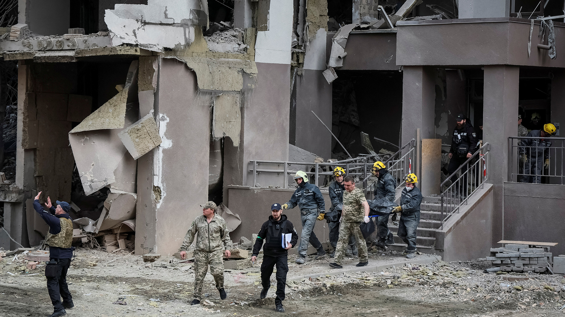 Rettungskräfte tragen den Leichnam der bei einem Luftangriff getöteten Journalistin aus einem zerstörten Wohnhaus in Kiew | REUTERS