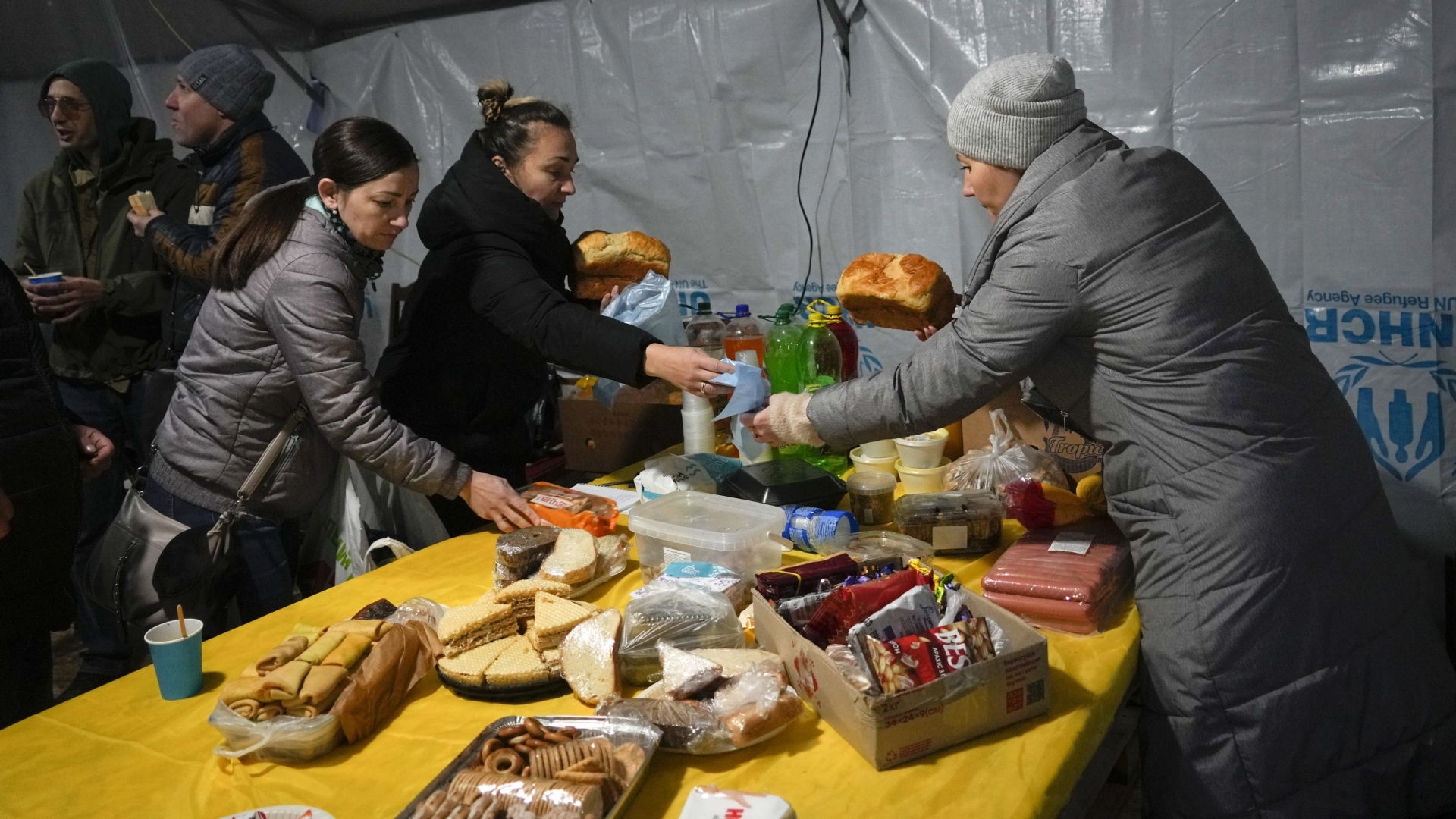 Menschen an einer Essensausgabestelle in Kiew