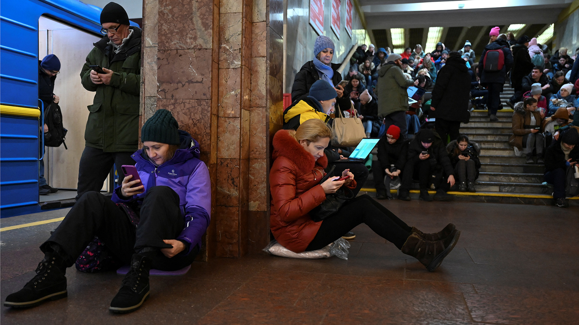 Menschen verstecken sich in einer Metro Station während eines russischen Angriffs in Kiew. | REUTERS