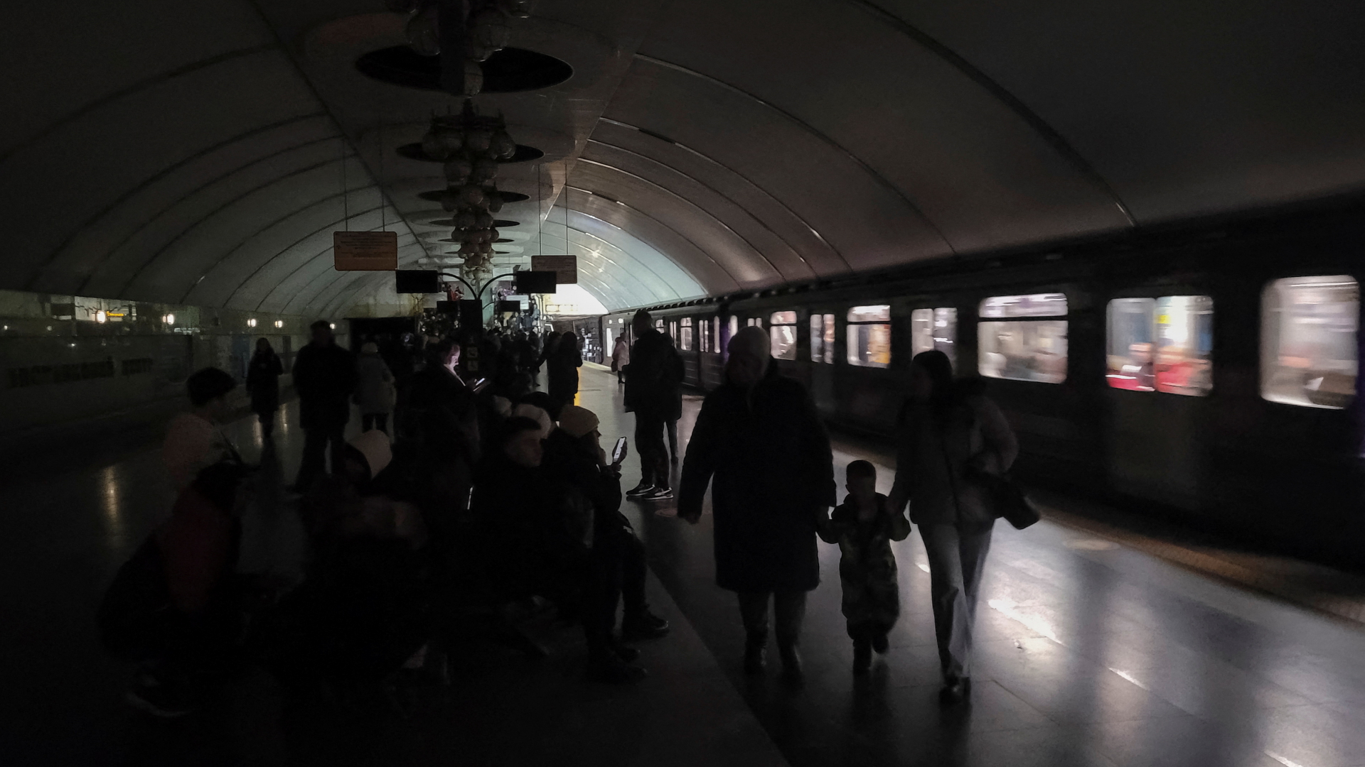 In Kiew suchen die Menschen Schutz in U-Bahnhöfen, in denen es wegen des Stromausfalls nur eine Notbeleuchtung gibt