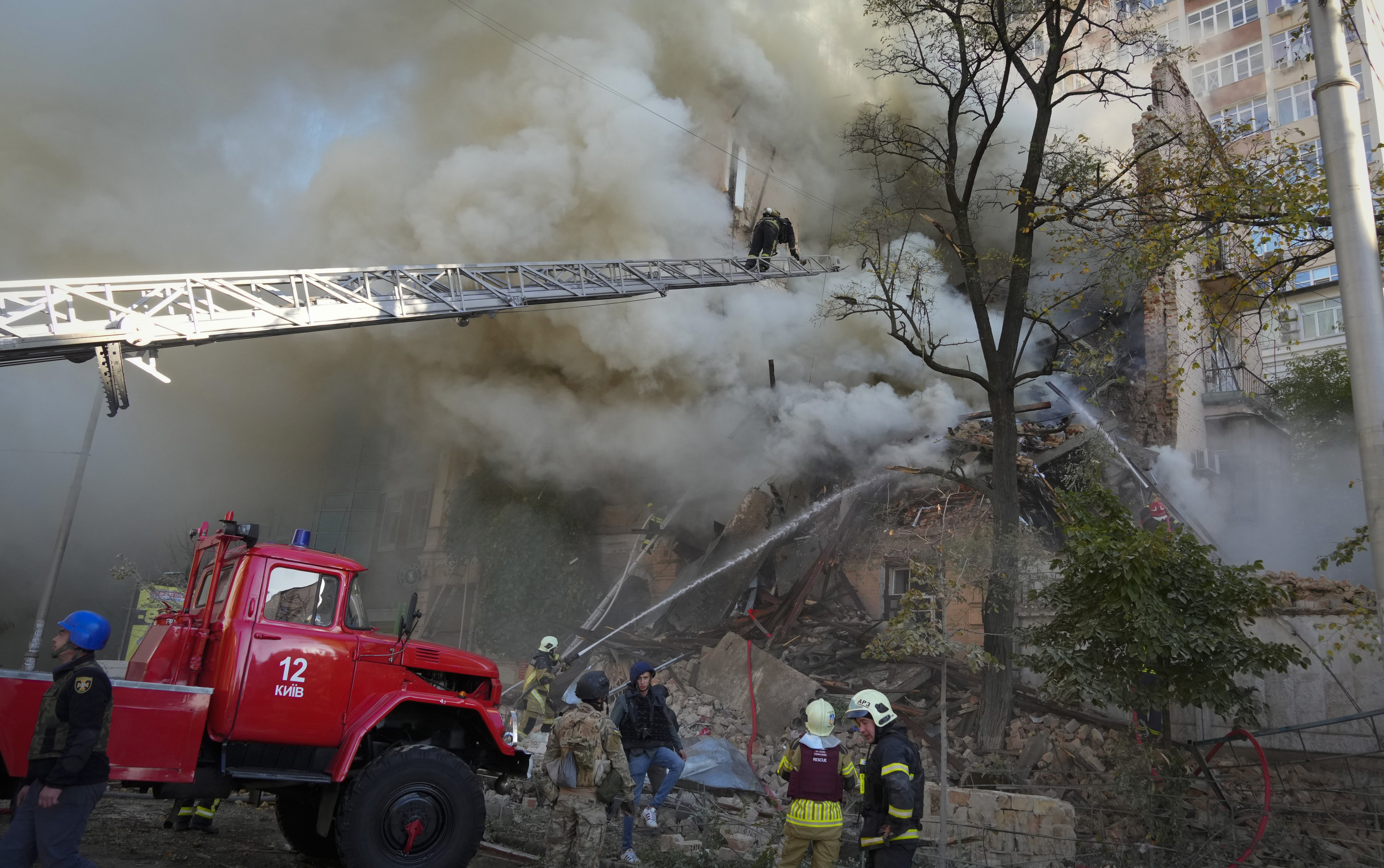 Feuerwehrleute im Einsatz nach Explosionen in Kiew. | AP
