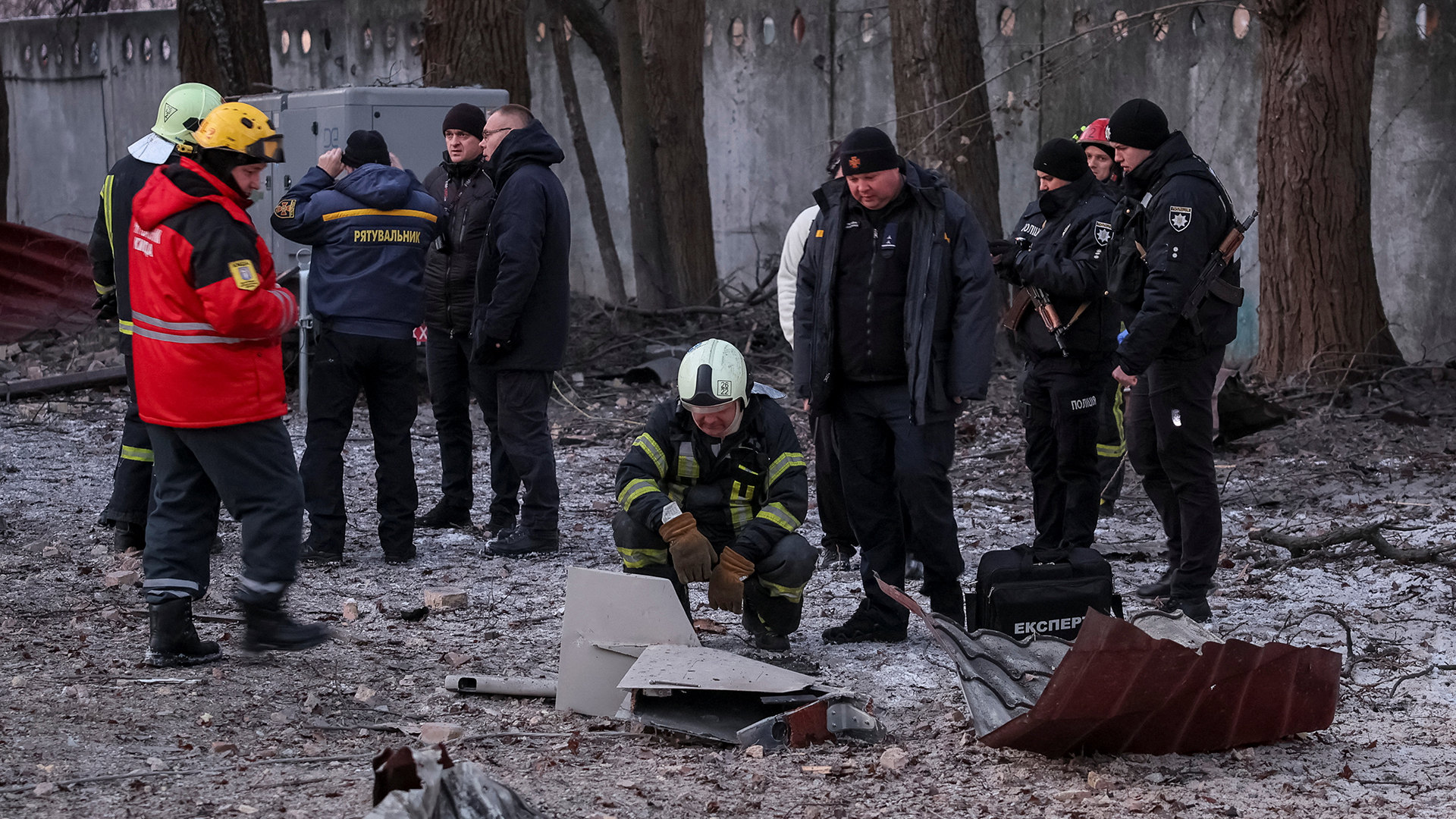 Retter und Polizisten untersuchen Teile der Drohne am Ort eines durch einen russischen Drohnenangriff zerstörten Gebäudes in Kiew. | REUTERS