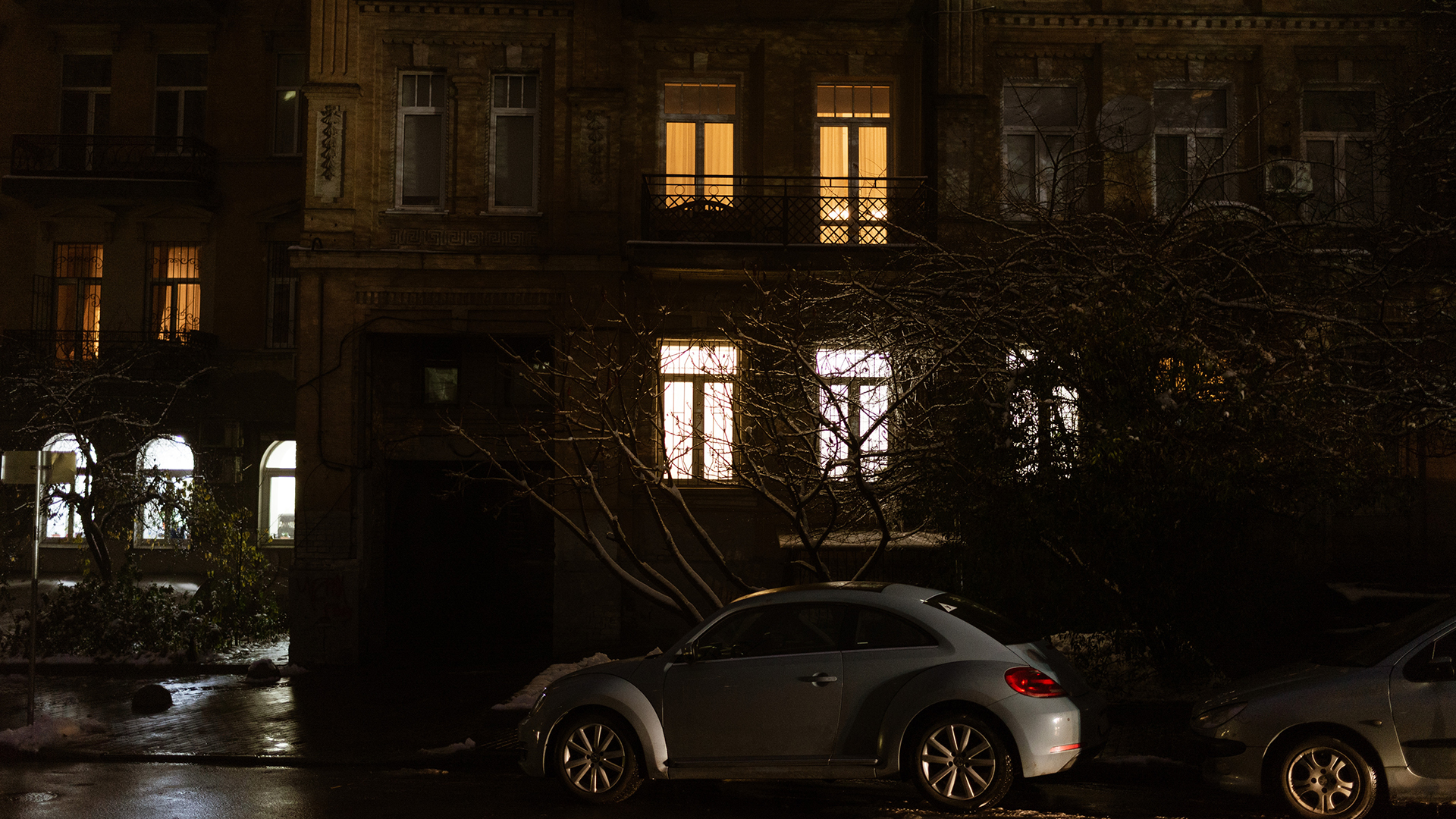 Ein Auto parkt vor einem Haus in Kiew. (Aufnahme vom 24. November 2022) | picture alliance / AA