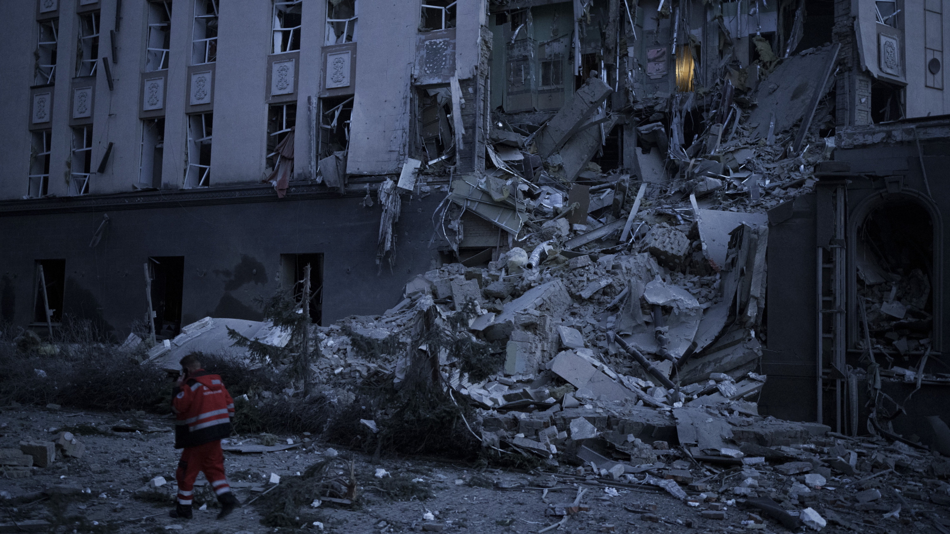 Ein Notfallsanitäter in Kiew vor einem zerstörten Hotel (Aufnahme 31.12.2022) | AP