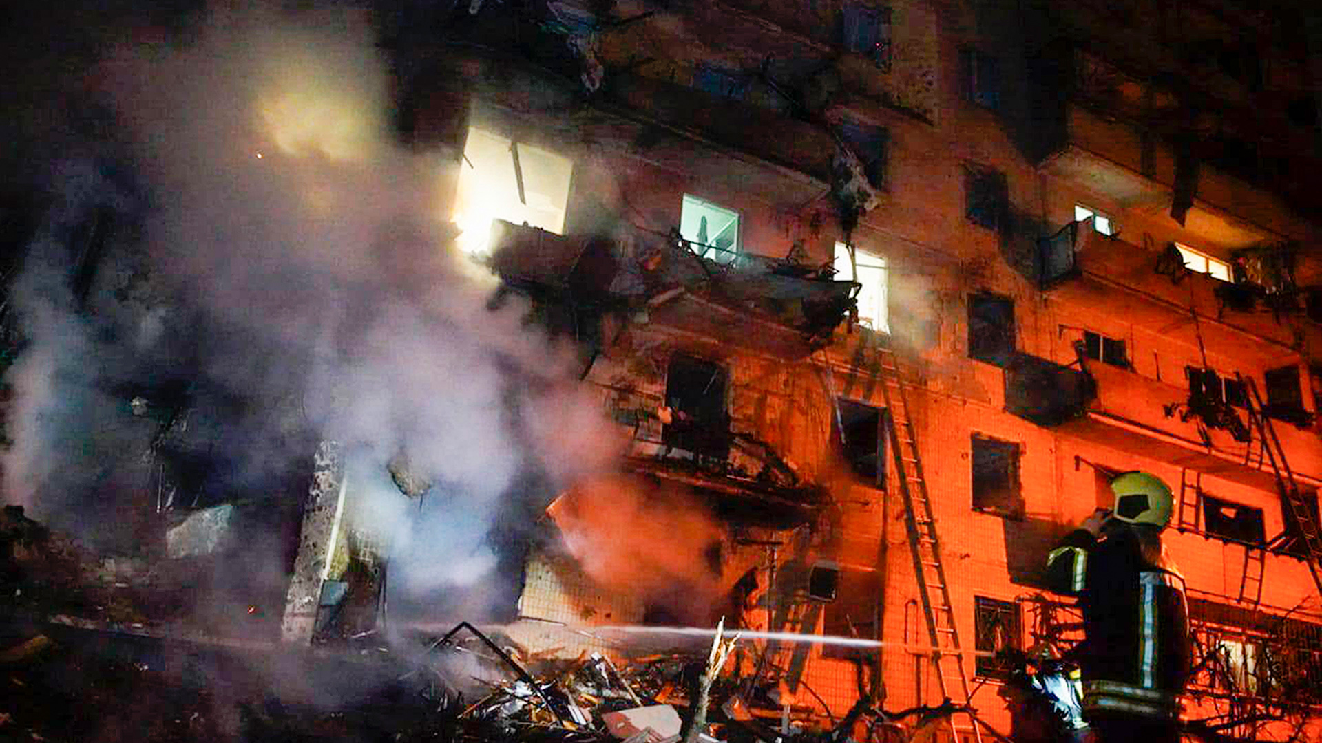 Auf diesem vom Pressedienst der ukrainischen Polizei veröffentlichten Foto inspizieren Feuerwehrleute die Schäden an einem Gebäude nach einem Raketenangriff auf ukrainische Hauptstadt. | dpa