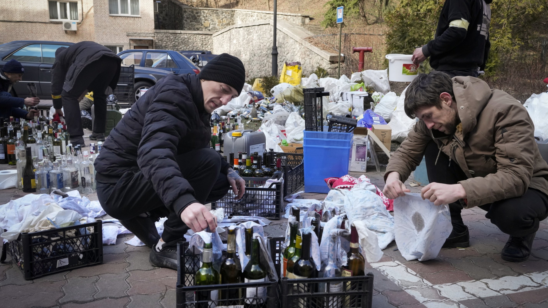 Menschen in Kiew stellen Molotow-Cocktails her | AP