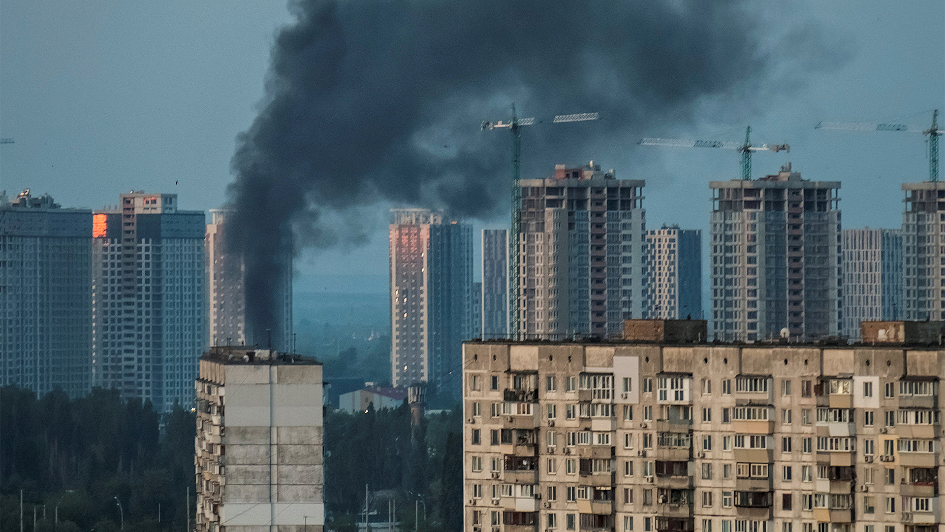 Rauch steigt nach einem russischen Raketenangriff während des russischen Angriffs auf die Ukraine in Kiew auf.