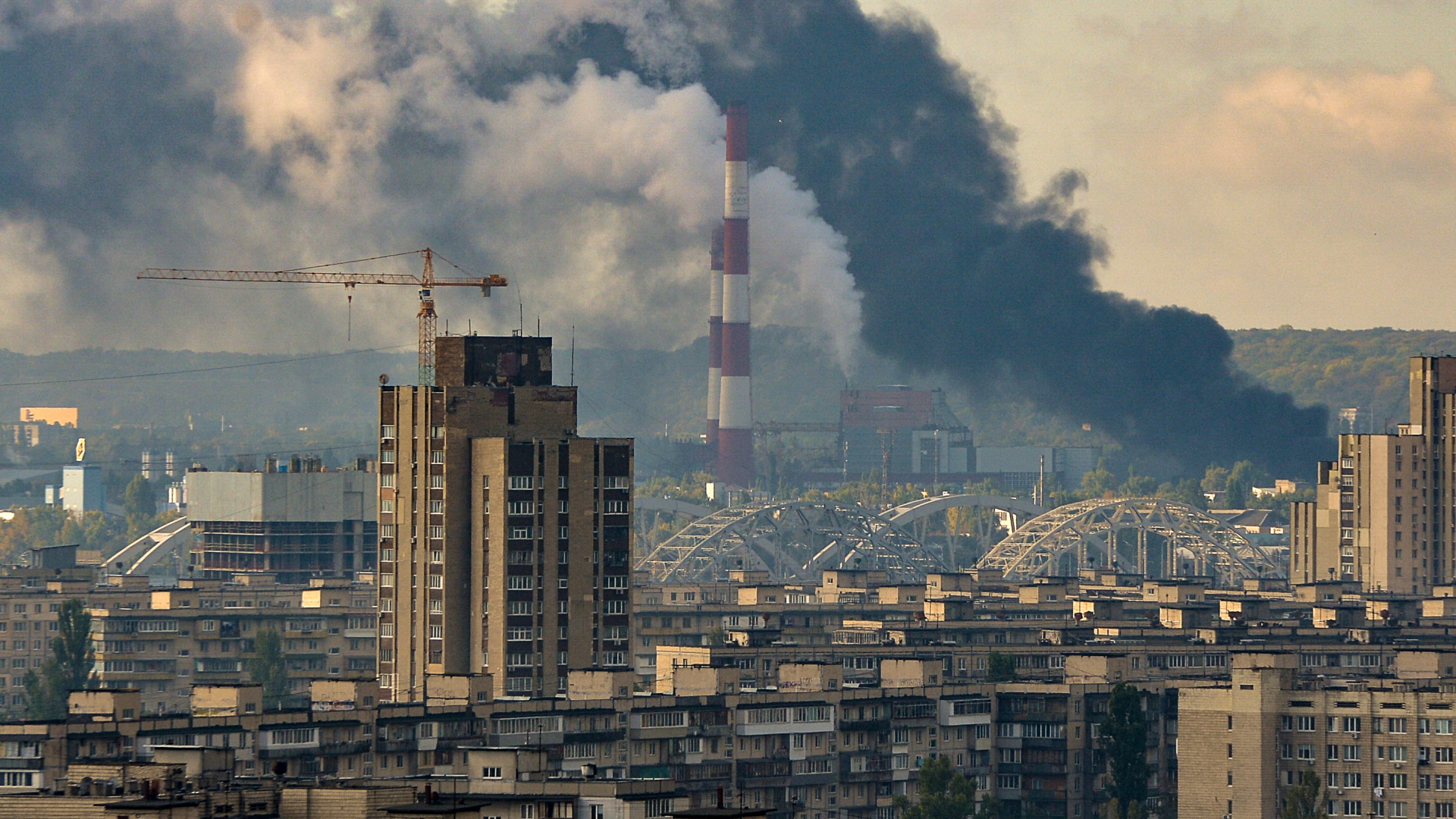 Nach Raketenangriffen steigt schwarzer Rauch über Kiew auf. | dpa