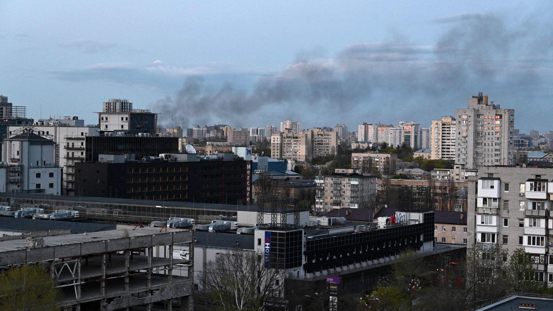 Rauch ist über Kiew zu sehen. | AFP
