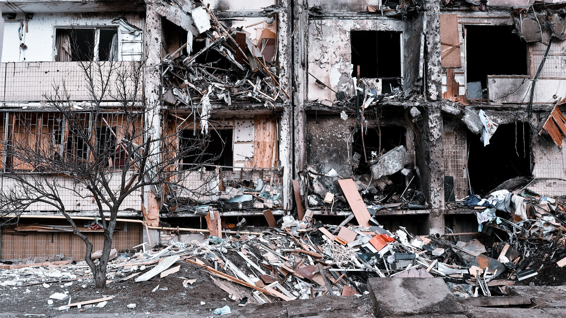  Ein Gebäude wurde durch eine Explosion während der russischen Invasion in Kiew zerstört. | dpa
