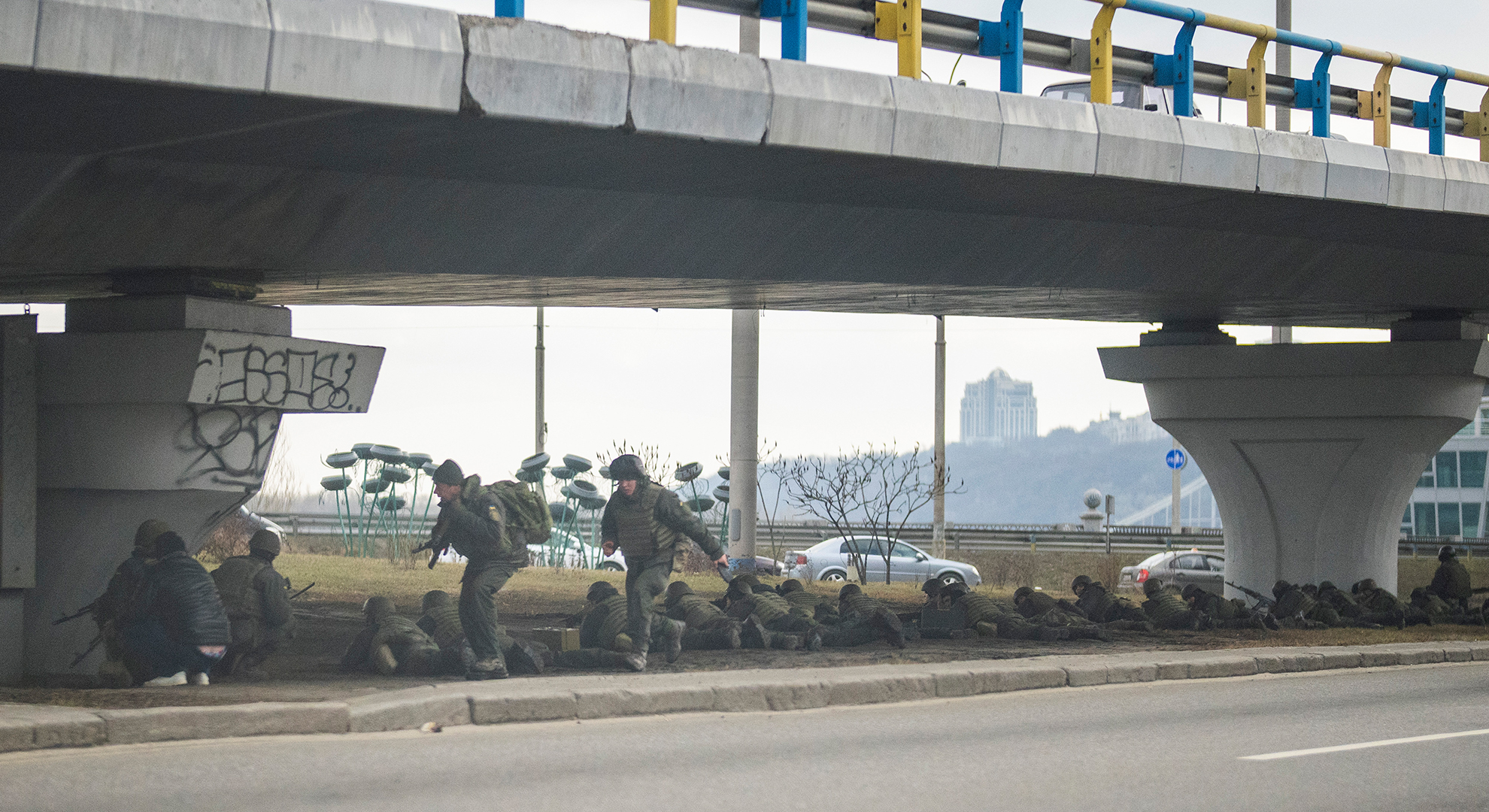 Ukrainische Soldaten beziehen Stellung unter einer Brücke in Kiew.  | picture alliance/dpa/AP