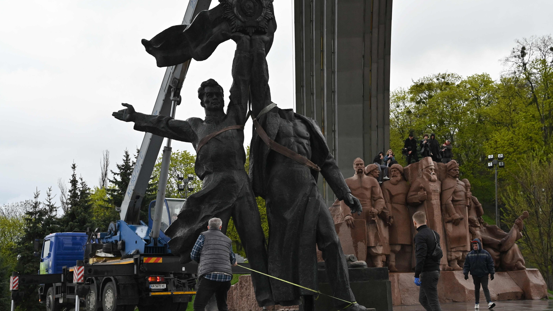 In Kiew wird ein Sowjetdenkmal demontiert, das die Freundschaft zwischen der Ukraine und Russland symbolisieren soll. | AFP