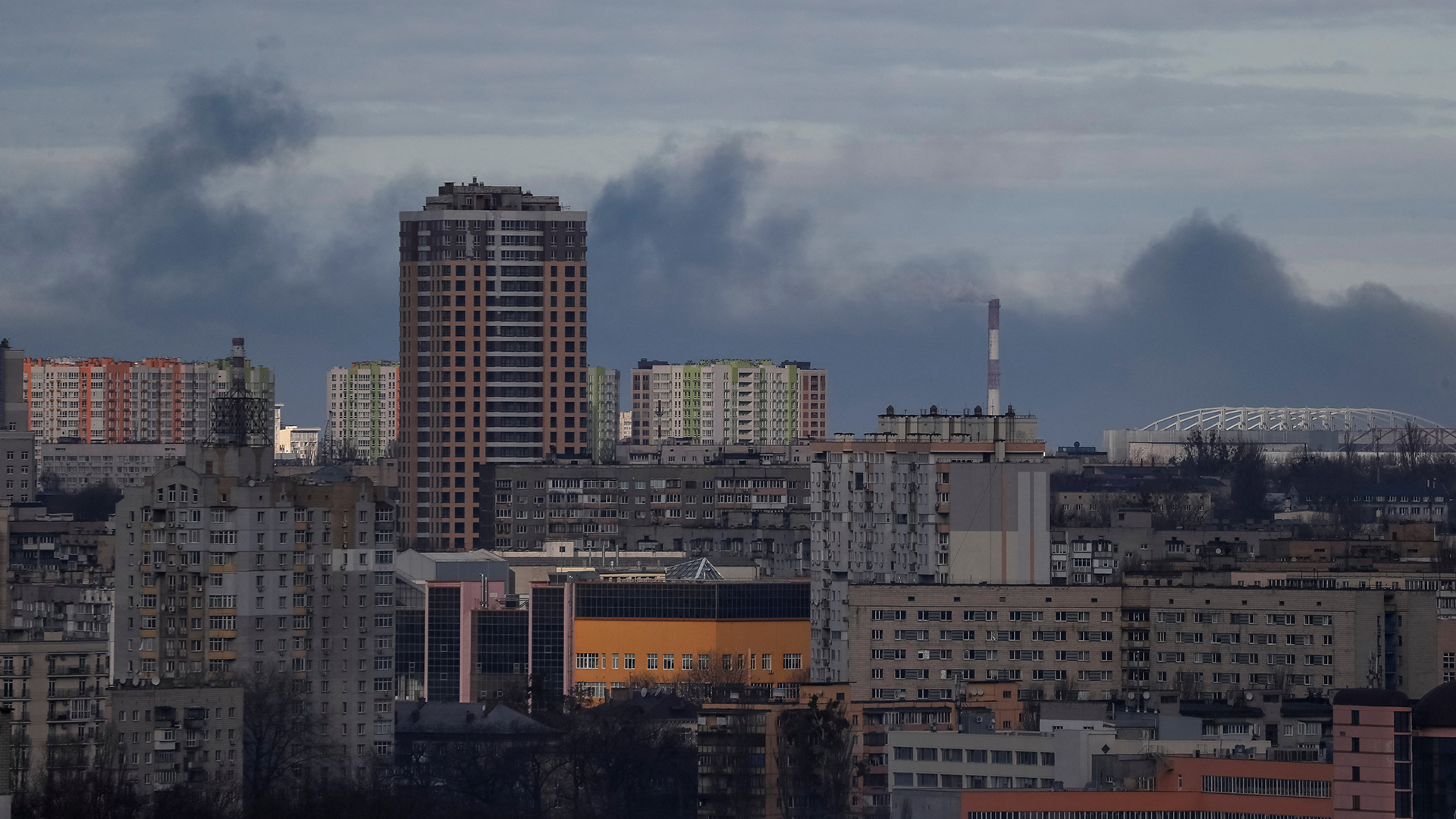 Rauch steigt über Kiew auf. | REUTERS