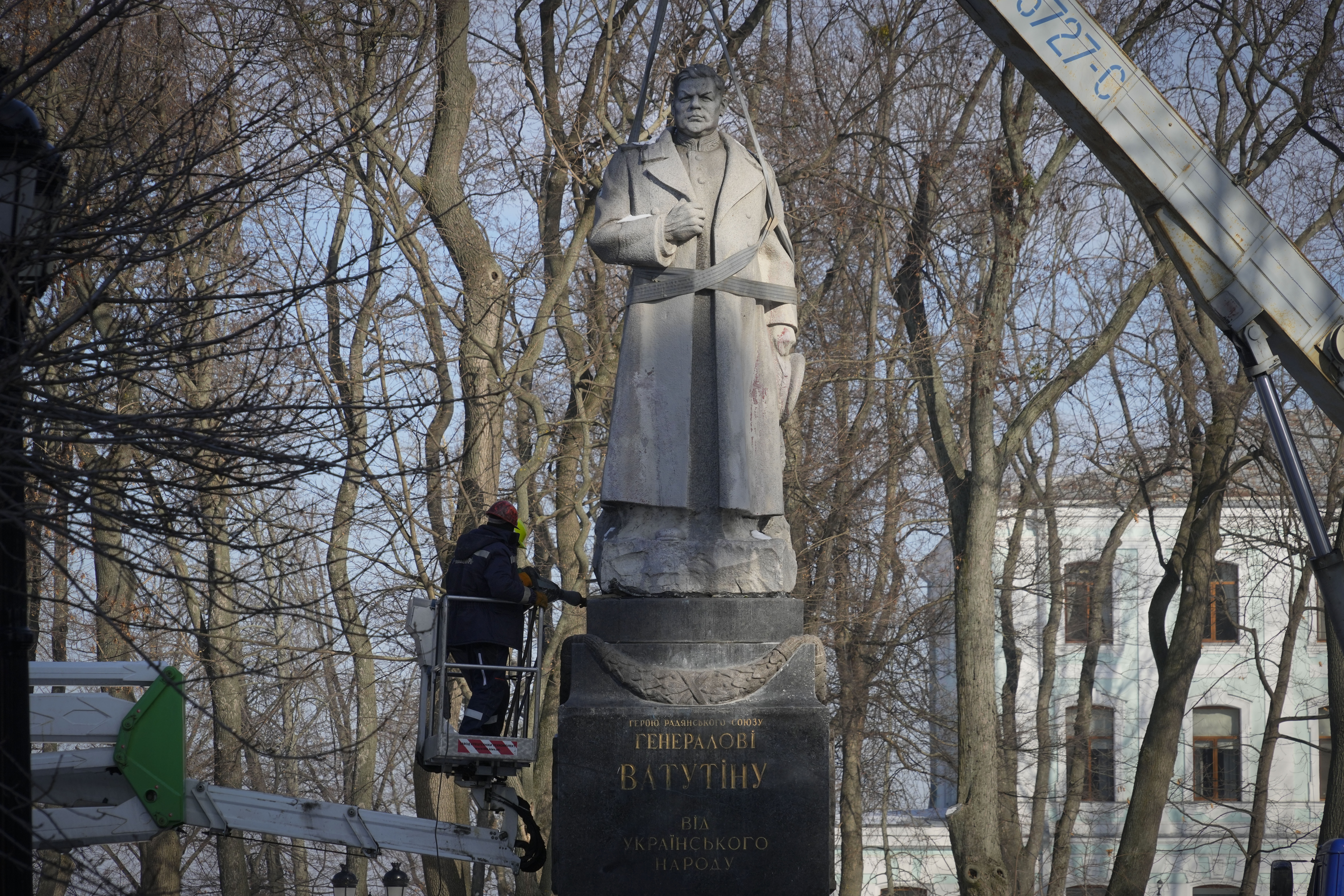 Mitarbeiter der Stadt Kiew demontieren ein Denkmal für den sowjetischen General Nikolai Watutin.  | dpa