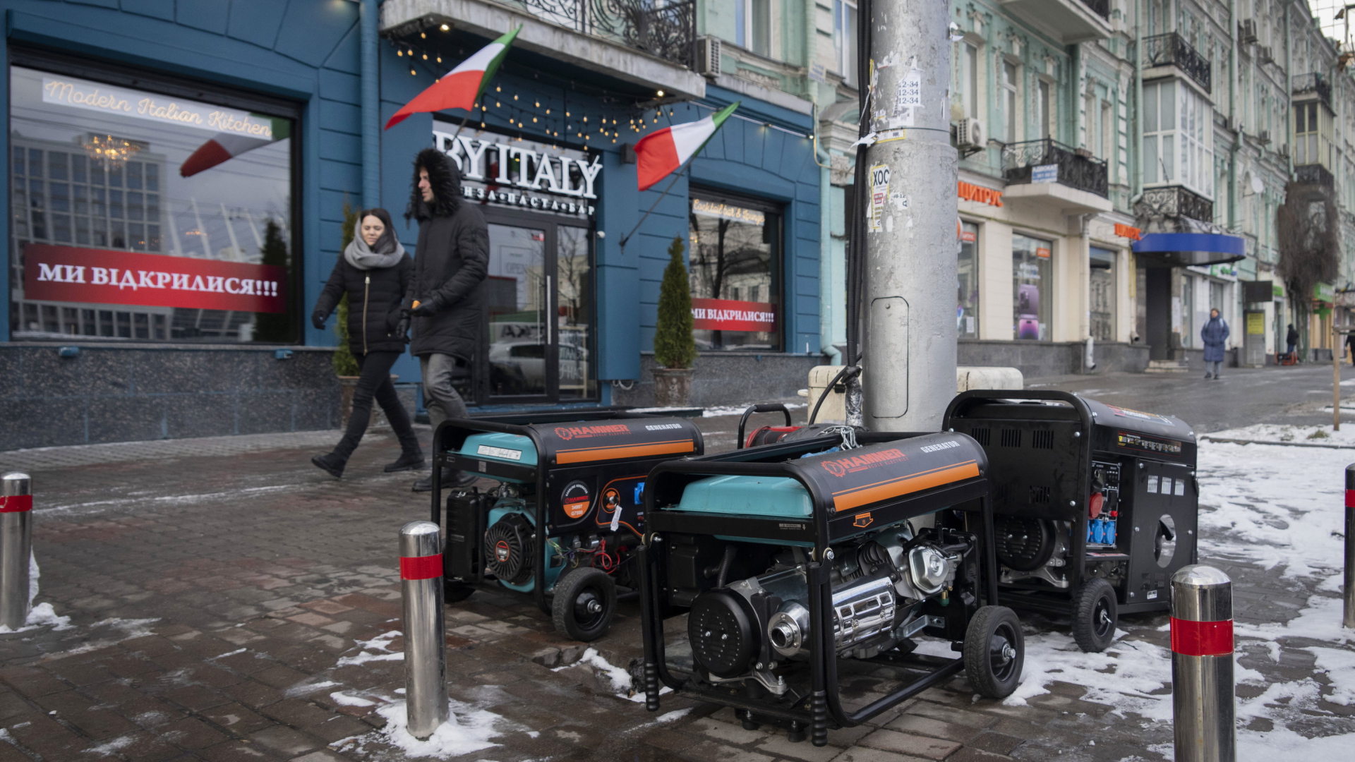 Bewohner der ukrainischen Hauptstadt Kiew gehen an Stromgeneratoren vorbei. | AP