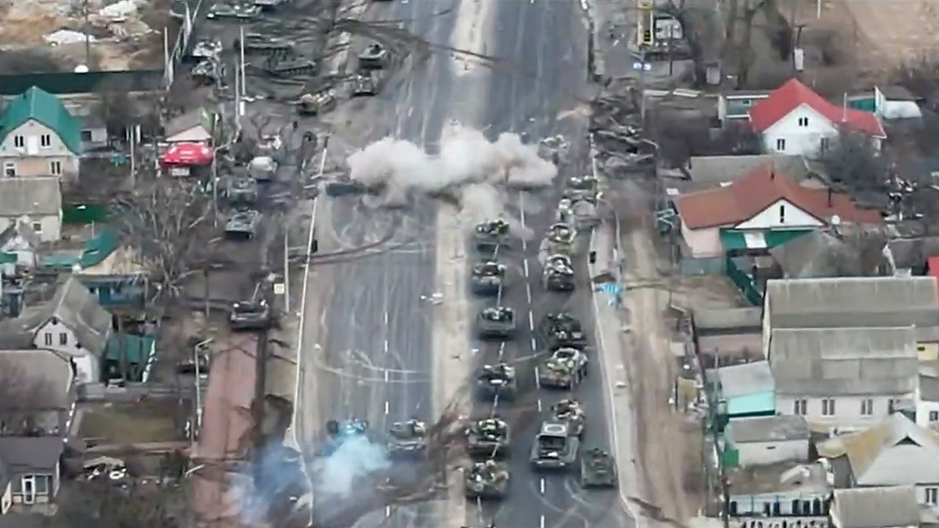 Drohnenaufnahme einer russischen Panzerkolonne in der Nähe von Brovary im Nordosten von Kiew. | picture alliance/dpa/ZUMA Press 
