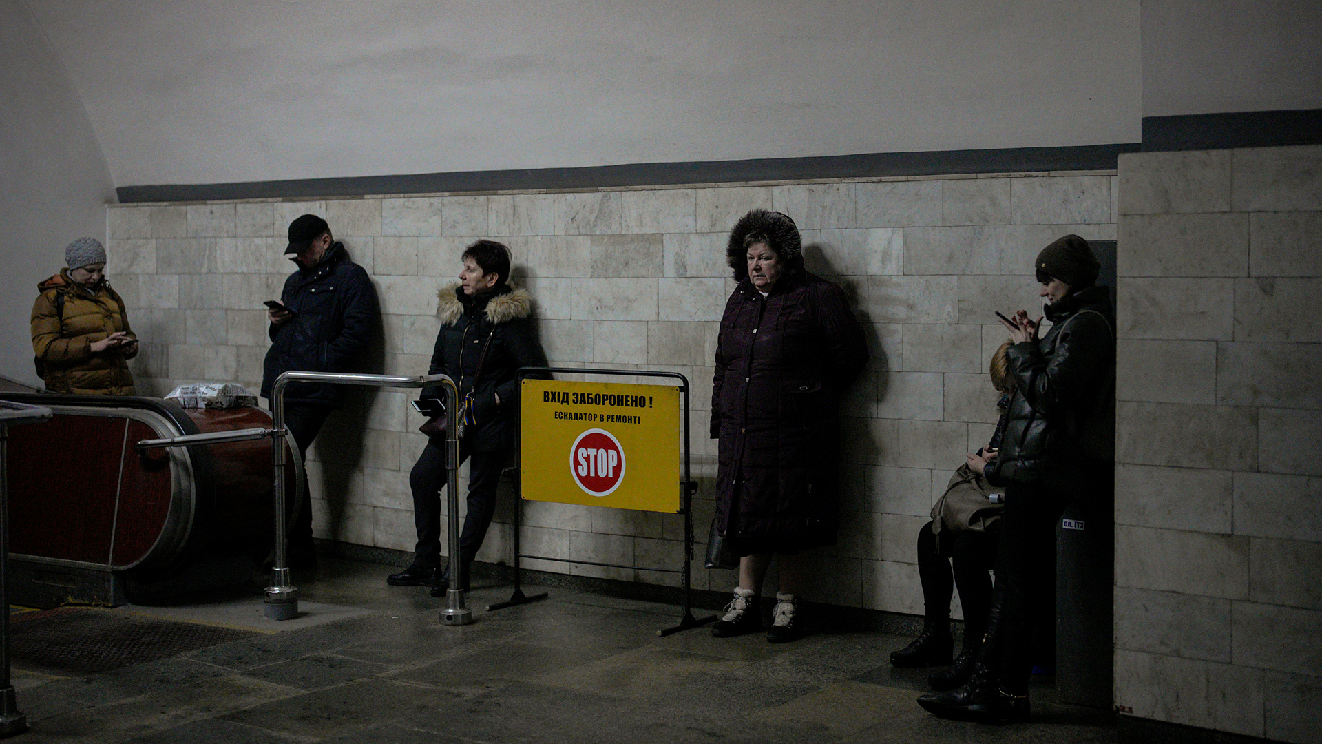 Menschen stehen schutzsuchend in einer U-Bahn Station in Kiew während des Bombenalarms. | AP