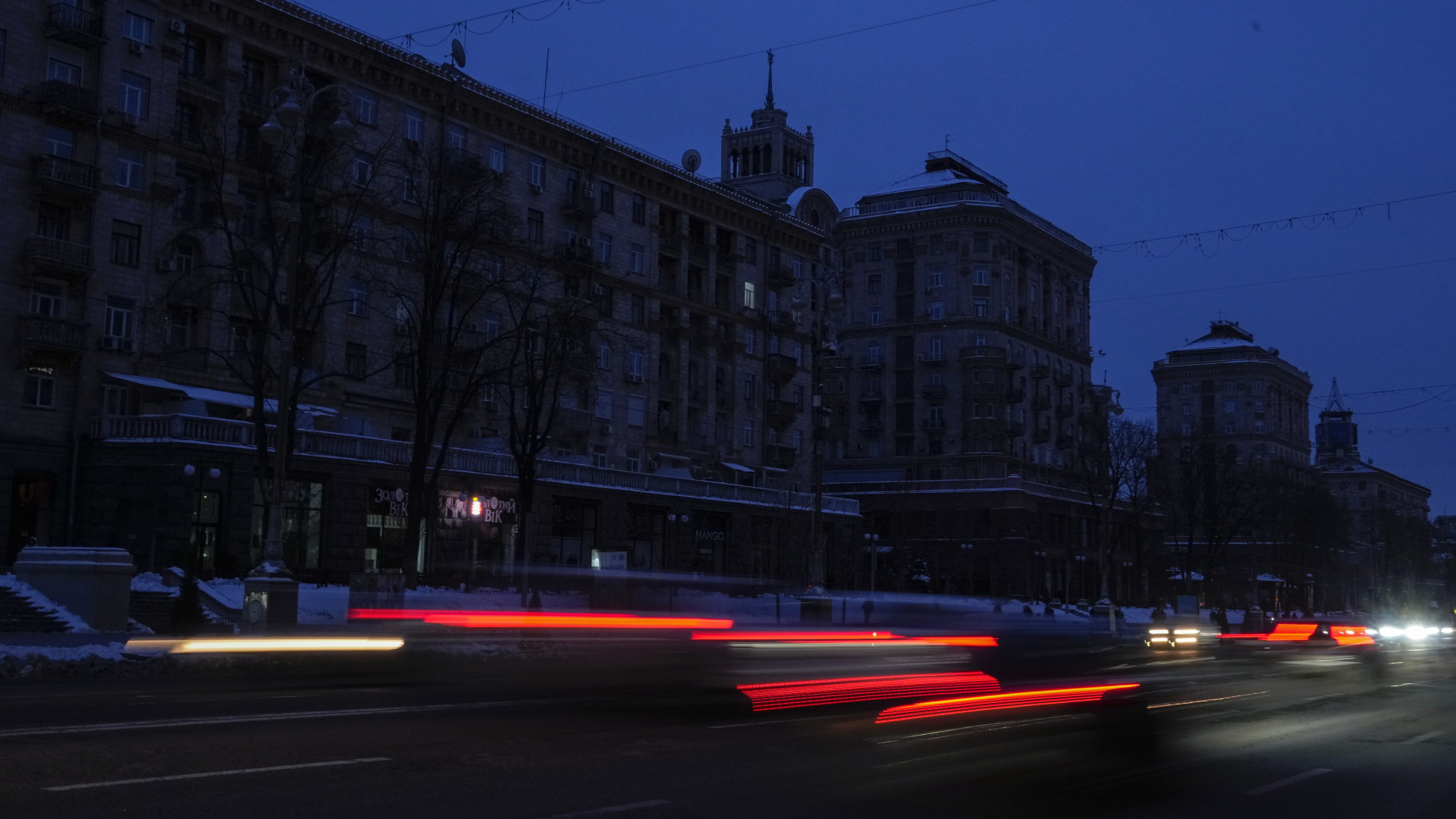 Autos fahren während eines Stromausfalls eine Hauptstraße in Kiew entlang. | dpa