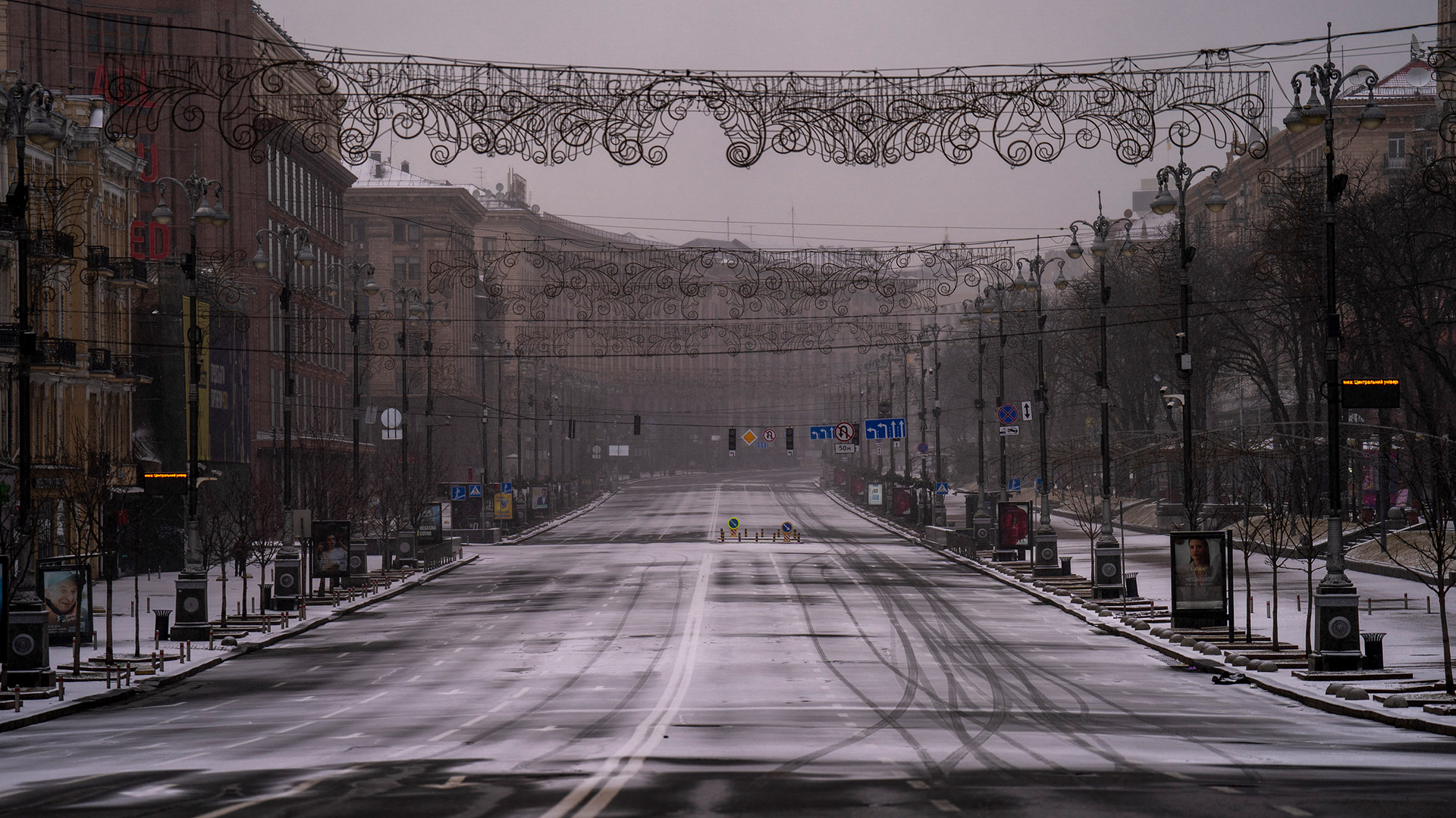 Eine leere Straße in Kiew (Archivbild vom 1.3.22) | AP