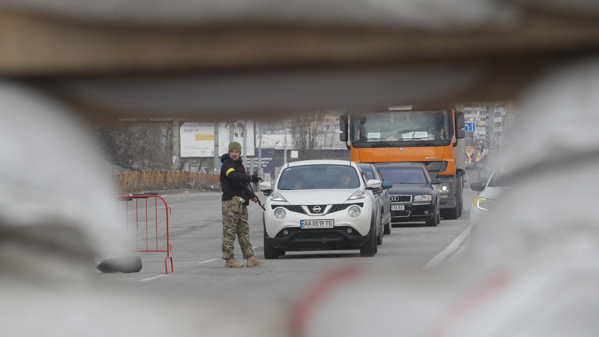 Bewaffnete Kräfte sichern die Straßen von Kiew. | EPA