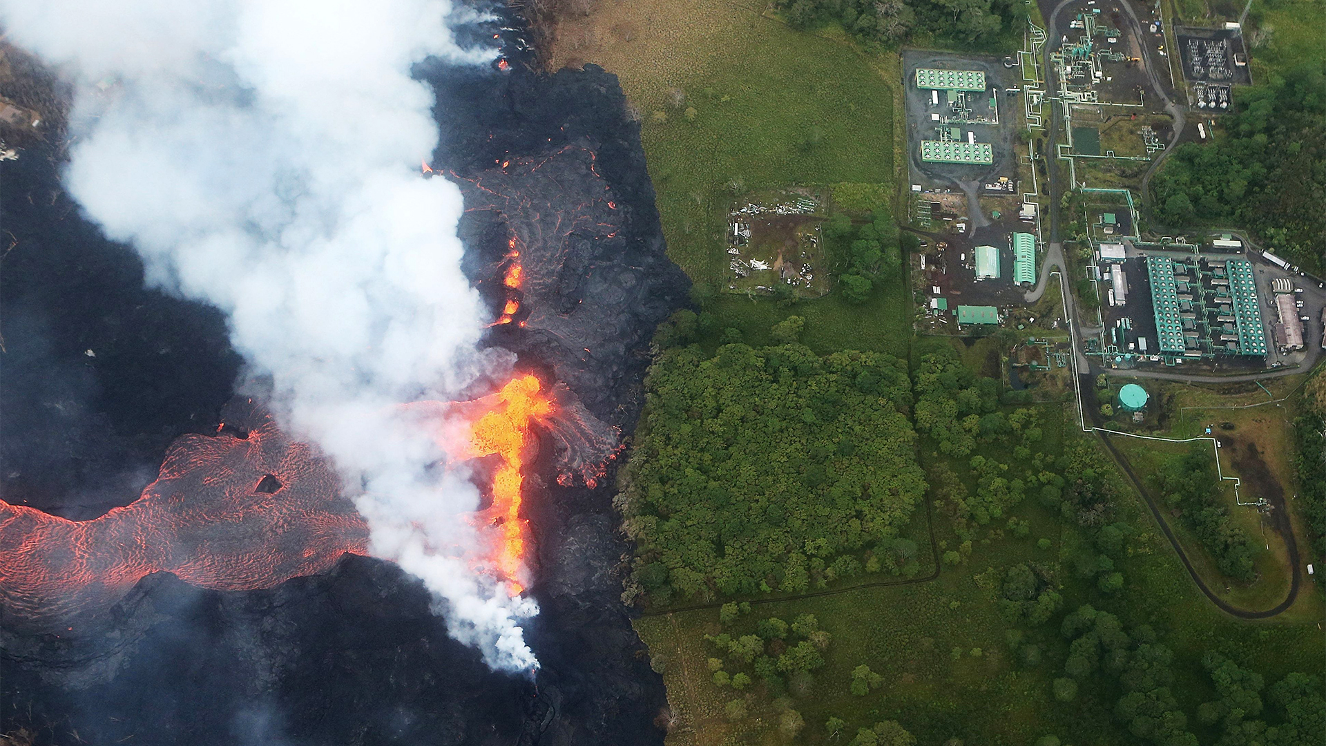 Lava aus dem Vulkan Kilauea fließt auf Häuser zu