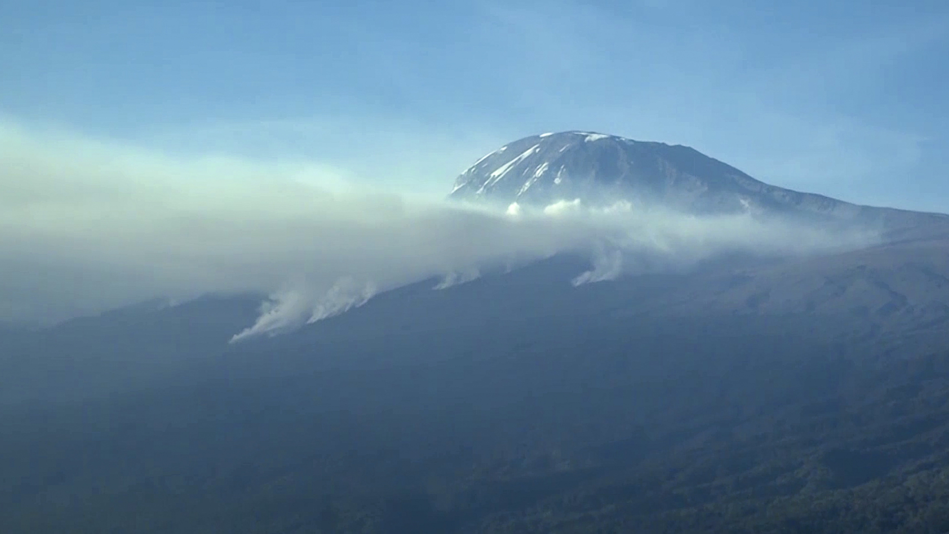 Rauch, der von den Hängen des Kilimandscharo aufsteigt (Archivbild vom 23.10.2022) | dpa
