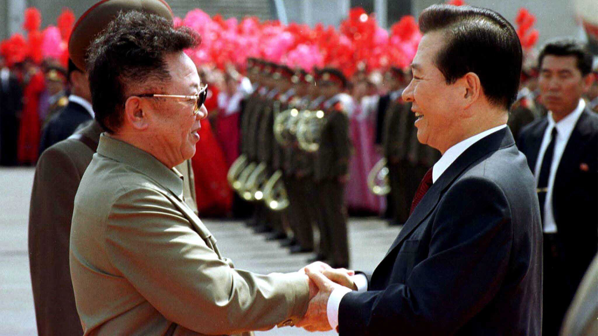 Kim Jong Il und Kim Dae Jung beim Korea-Gipfel im Jahr 2000. (Archivbild) | picture-alliance/ dpa