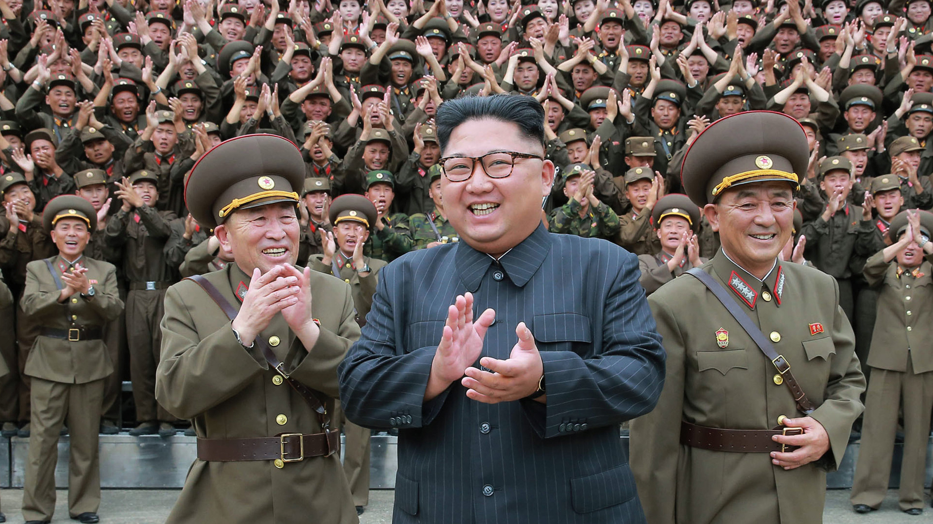 Nordkoreas Machthaber Kim Jong Un vor applaudierenden Soldaten