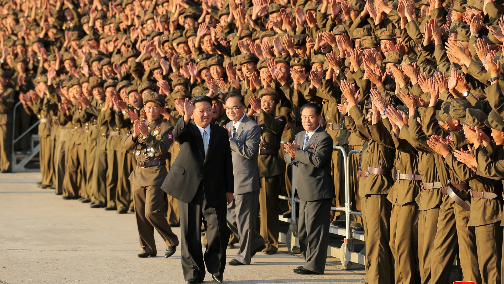 Der nordkoreanische Machthaber Kim Jong Un bei einer Parade | via REUTERS