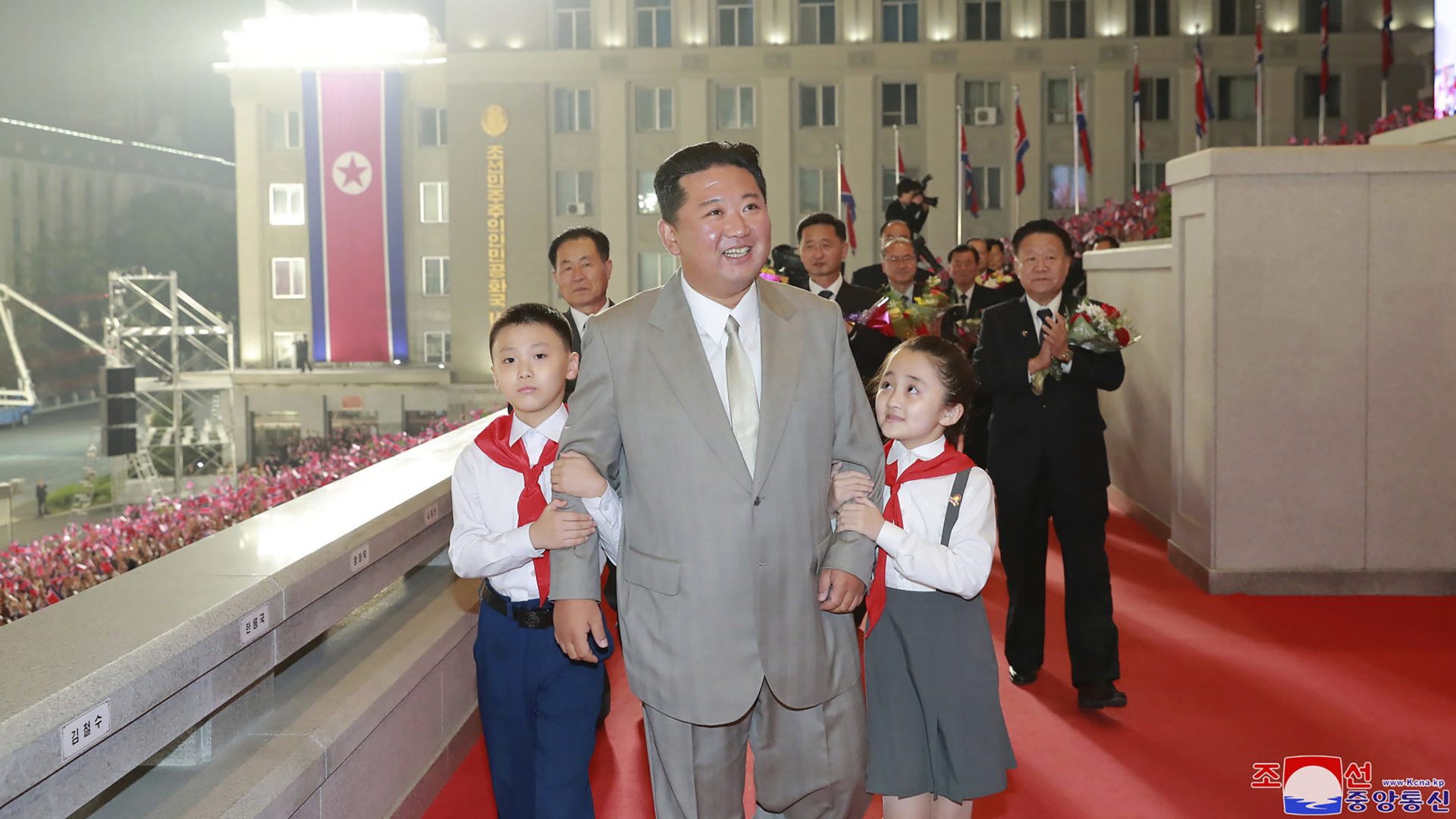 Kim Jong Un zeigt sich am 73. Jahrestag der Republikgründung Nordkoreas mit jungen Pionieren am Arm in Pjöngjang. | AP
